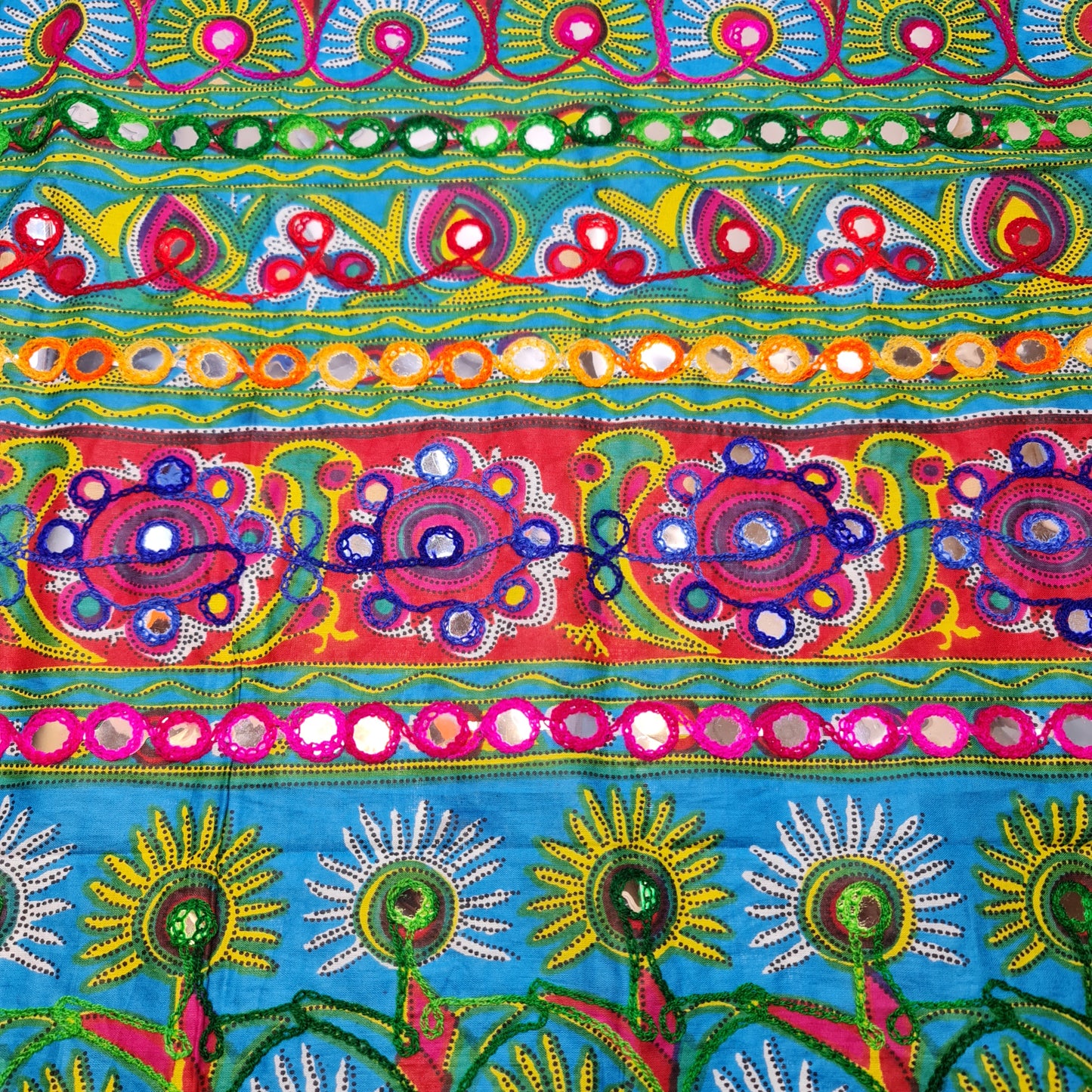 Türkisfarbener Baumwollbatist, indische ethnische Spiegelstickerei, Rangoli, Boho, Banjara, Stoff, 111,8 cm, Meterware