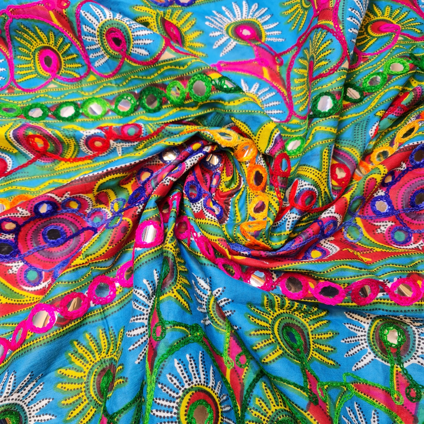 Türkisfarbener Baumwollbatist, indische ethnische Spiegelstickerei, Rangoli, Boho, Banjara, Stoff, 111,8 cm, Meterware