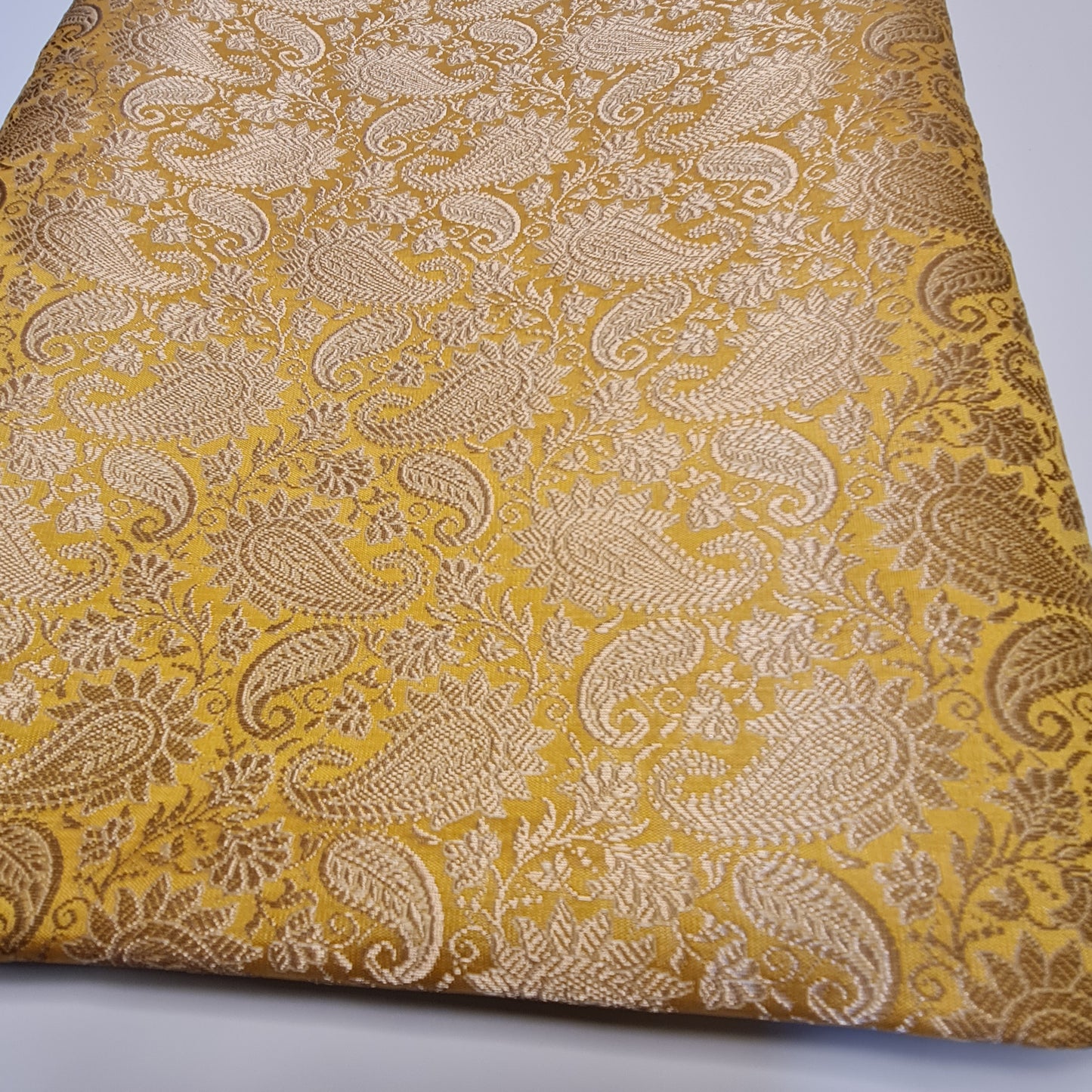 Indischer Brokatstoff mit Ornament-Blumenmuster, Pastellfarben, Goldmetallic-Druck, 111,8 cm