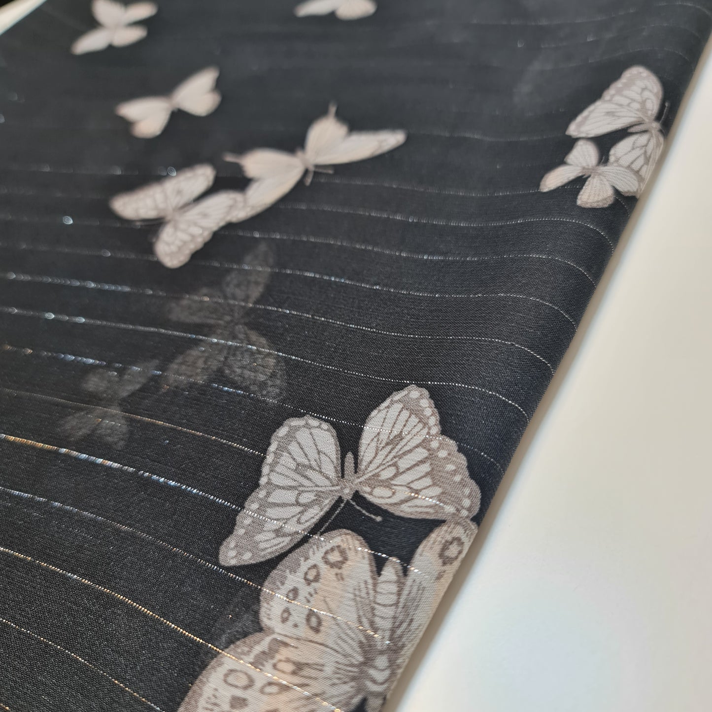 Schwarzer Schmetterling Lurex Streifen Poly Crepe Sheer Kleid Drape Craft Stoff 58" Meterware