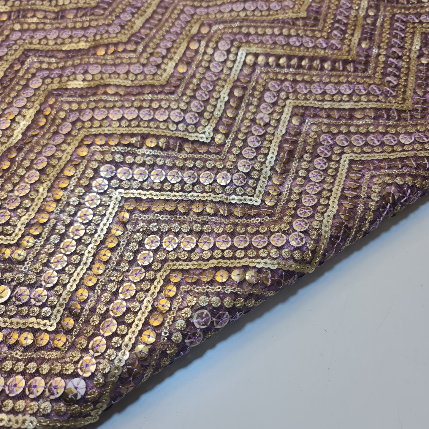 Sabyasachi Net Lehnga Kleiderstoff, Pailletten-Glitzerstoff, 111,8 cm, Designer-Kleiderstoff (Dunkelrot)