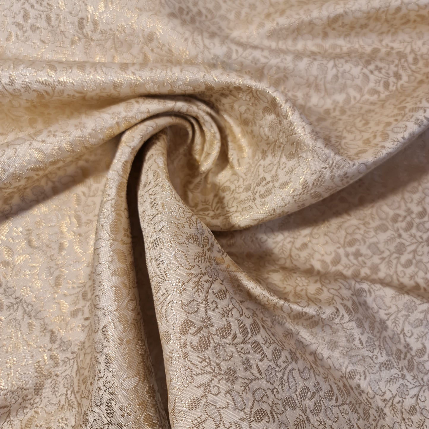 Brokatstoff mit blumigem Blattgold-Druck und floralem Jacquard-Druck, indischer Banarasi-Stoff, 111,8 cm (Magenta).