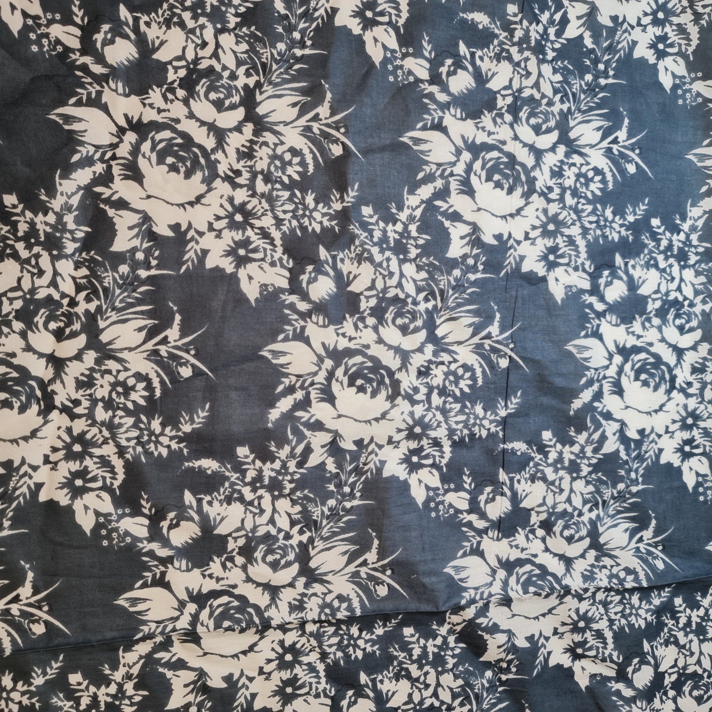 Graue Rosen, 100 % Baumwollbatist, Bastel-, Quilt- und Patchworkstoff, Meterware, 111,8 cm