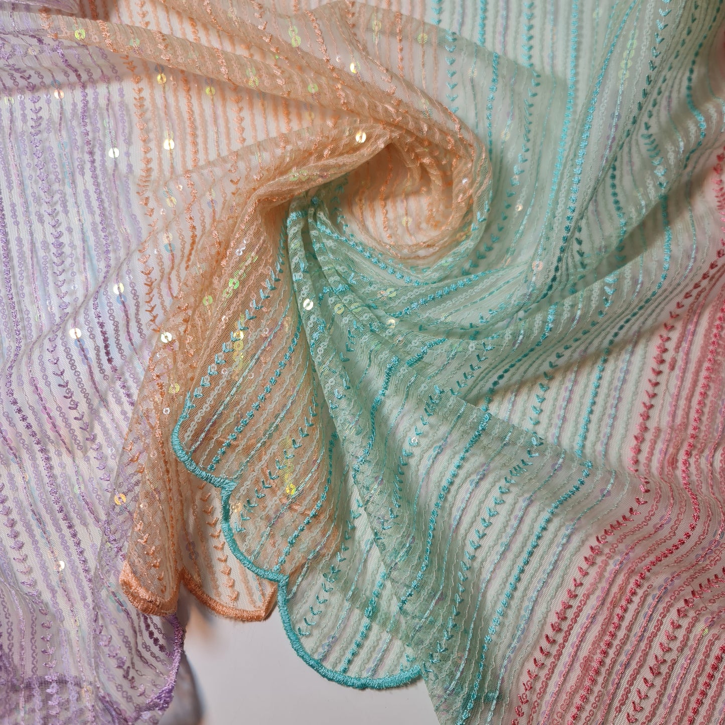 Rosa/lila Multi Pailletten Dekor Stoff Neuheit Mesh Bling Pride Hochzeitskleid Material 44" Meterware