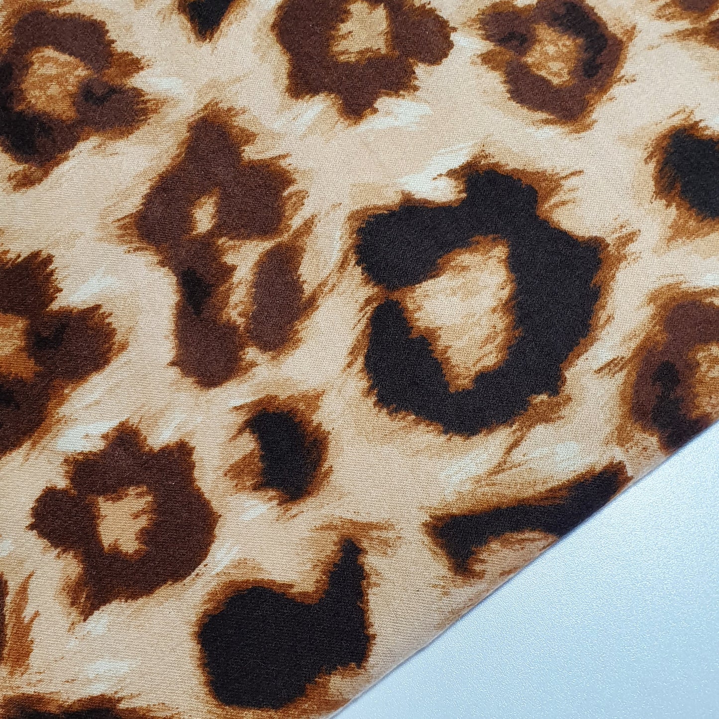 Eleganter 100 % gebürsteter Baumwollflanell: Kleiderstoff „Animal Winceyette“ – 58 Zoll breit (Beiger Leopard)