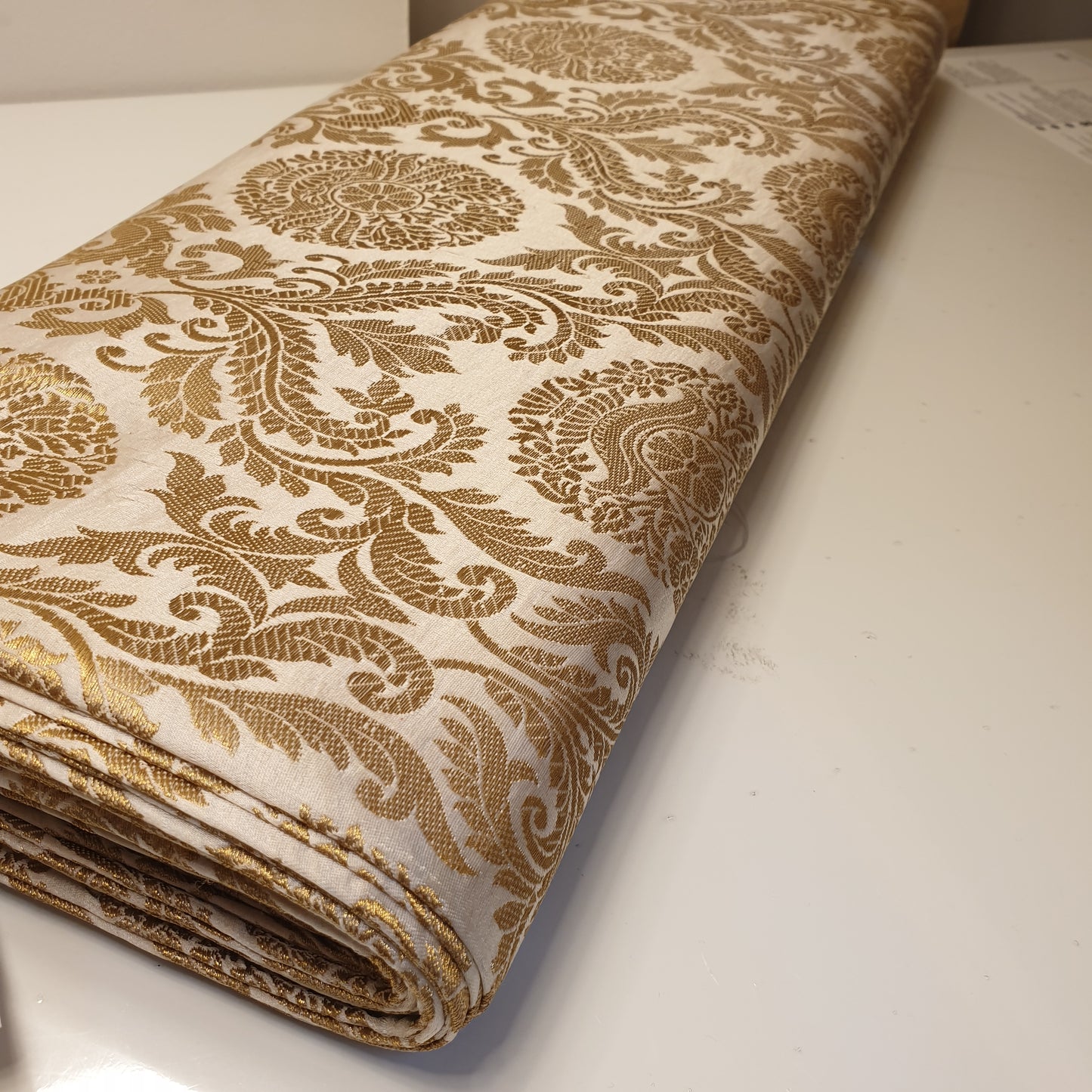 Ornamentaler Paisley Gold Metallic Druck Indischer Banarasi Brokat Stoff Meterware