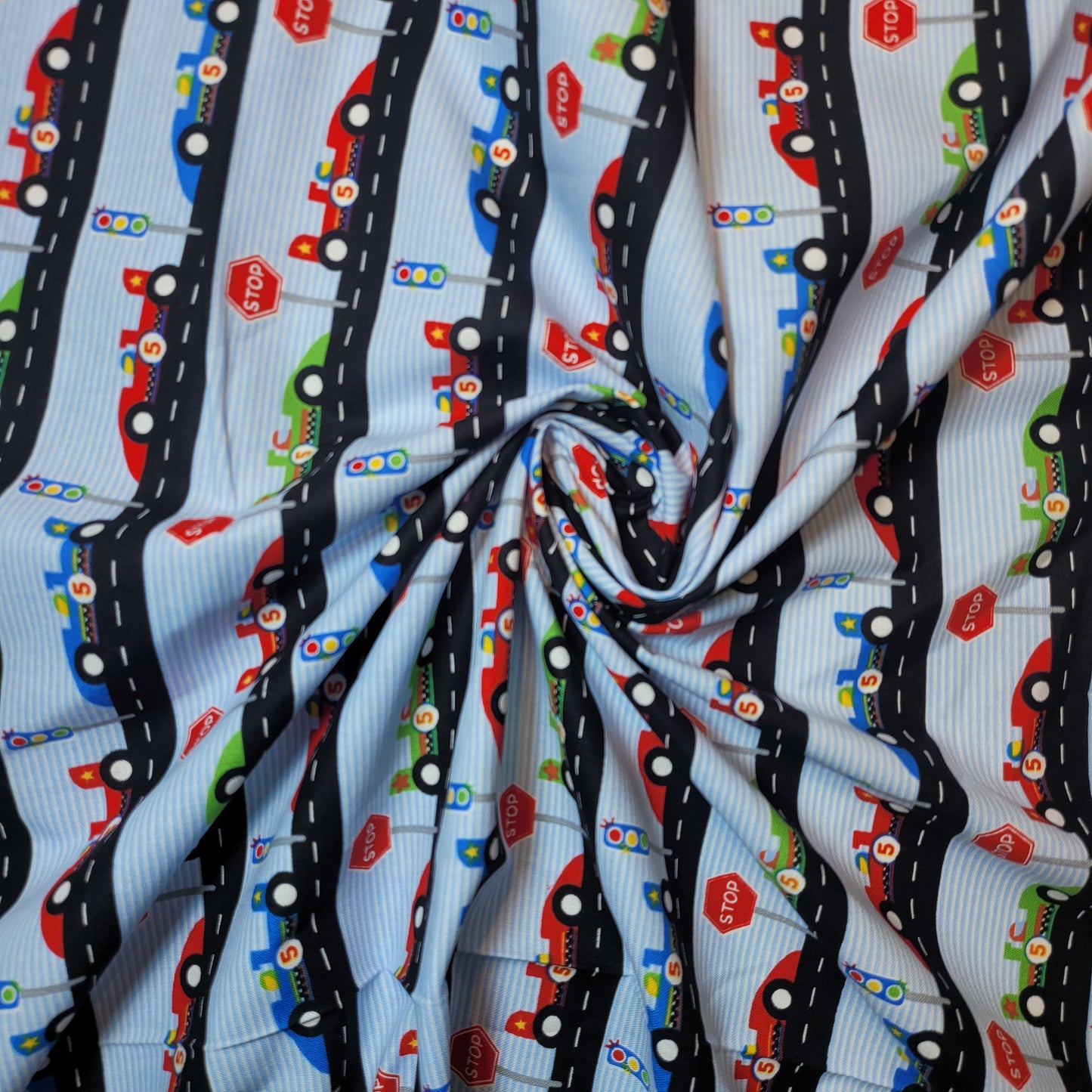 Weicher Stoff aus 100 % Baumwolle mit Blumenmuster zum Nähen und Quilten für Kinder – 44 Zoll breit, perfekt für Kleider und Bastelarbeiten (blaue F1-Autos)