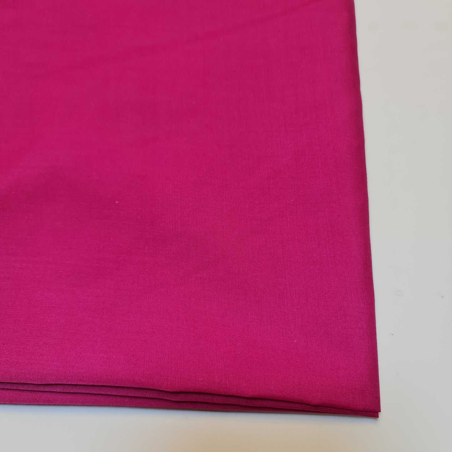 Textile Station Hot Pink (29) 44" breit, hochwertiges Polycotton, unifarben, gefärbter Stoff, Futter, Schneiderei, Drapieren, Dekorationsmaterial