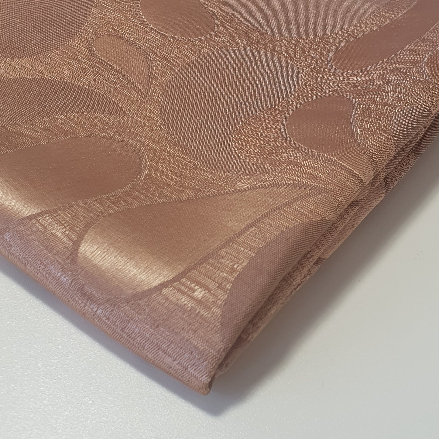 Luxuriöser Satin-Jacquard-Polsterstoff mit Blumenmuster – 58" für Vorhänge und Schneiderei (Cinnamon Rose Paisley)