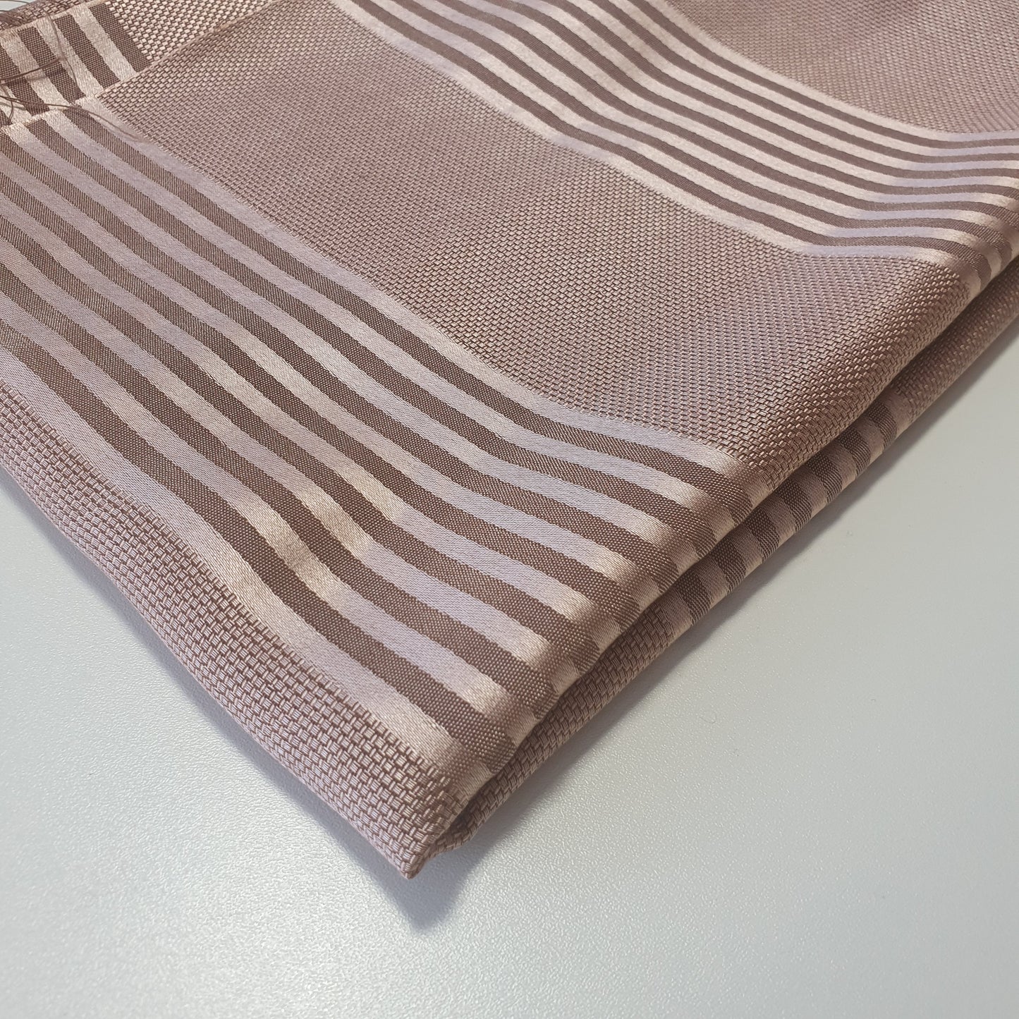 Luxuriöser Satin-Jacquard-Polsterstoff mit Blumenmuster – 58" für Vorhänge und Schneiderei (Zimtrosenstreifen)