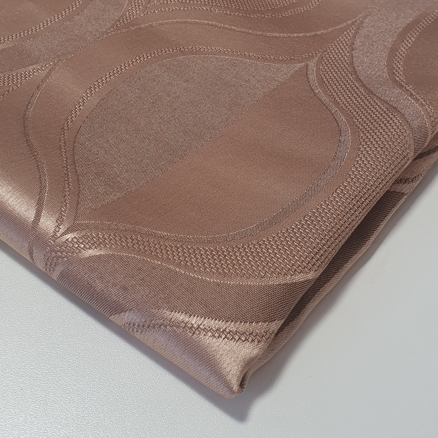 Luxuriöser Satin-Jacquard-Polsterstoff mit Blumenmuster – 58" für Vorhänge und Schneiderei (Cinnamon Rose Curve)