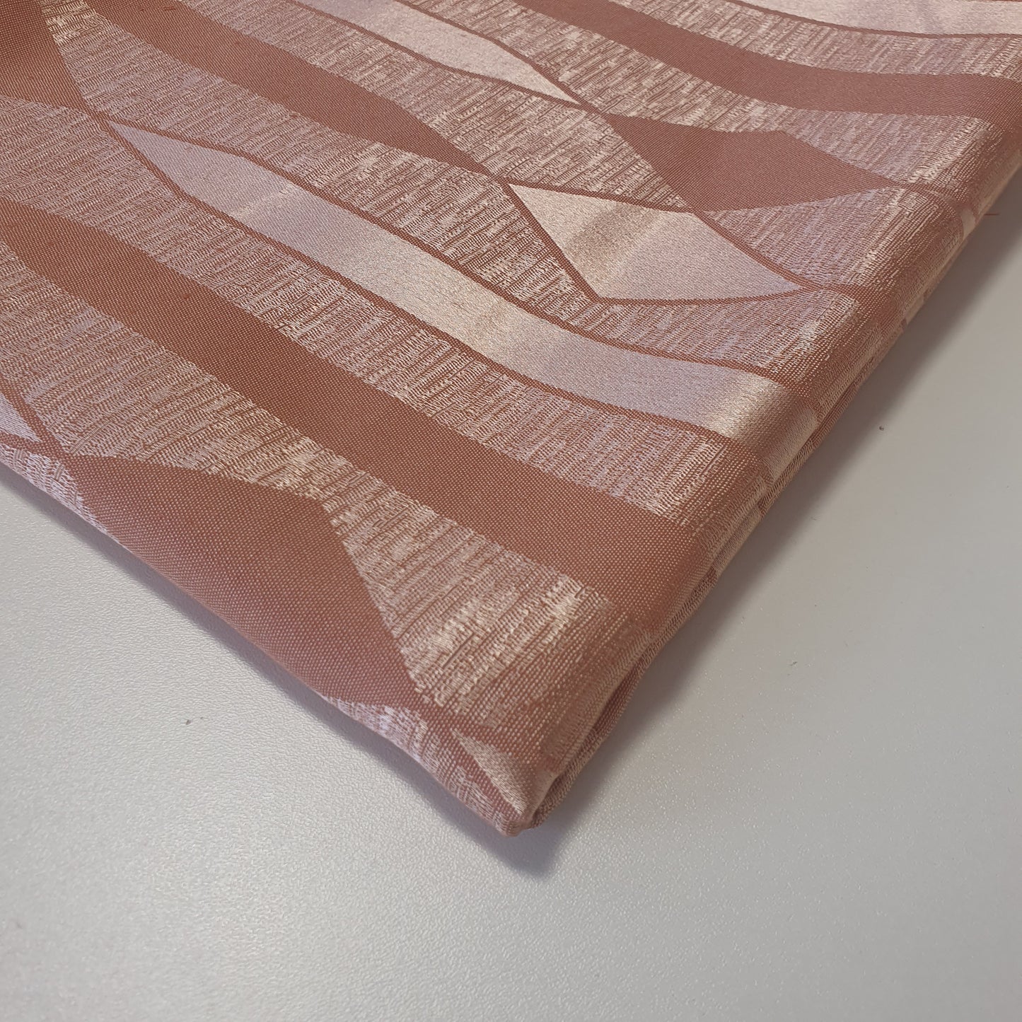 Luxuriöser Satin-Jacquard-Polsterstoff mit Blumenmuster – 58" für Vorhänge und Schneiderei (Dusky Pink Geometric)