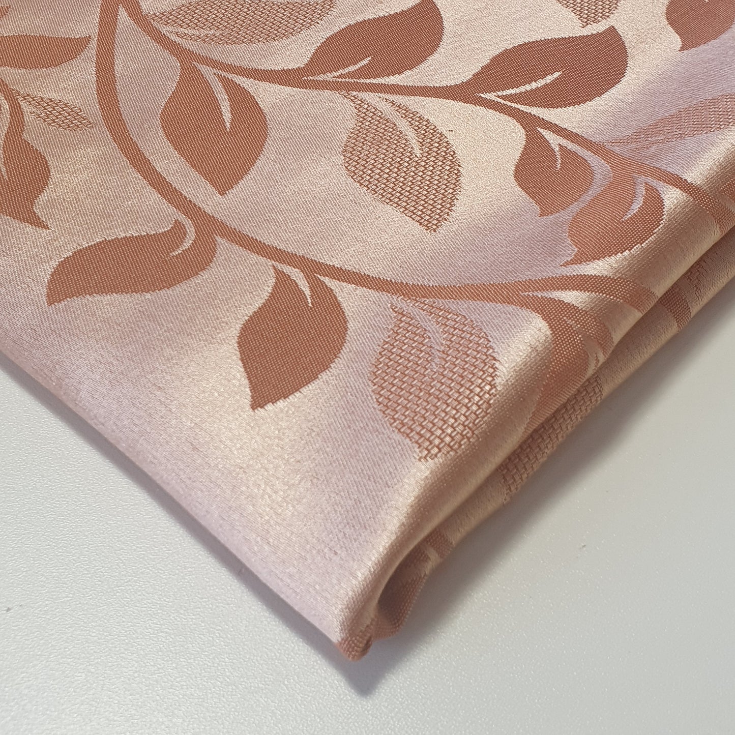 Luxuriöser Satin-Jacquard-Polsterstoff mit Blumenmuster – 58" für Vorhänge und Schneiderei (Dusky Pink Ivy)