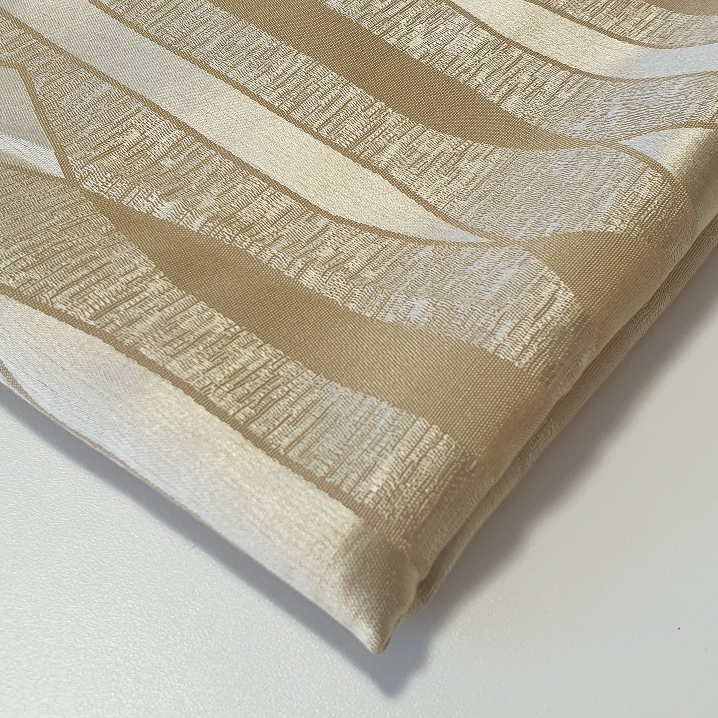 Luxuriöser Satin-Jacquard-Polsterstoff mit Blumenmuster – 58" für Vorhänge und Schneiderei (Gold geometrisch)