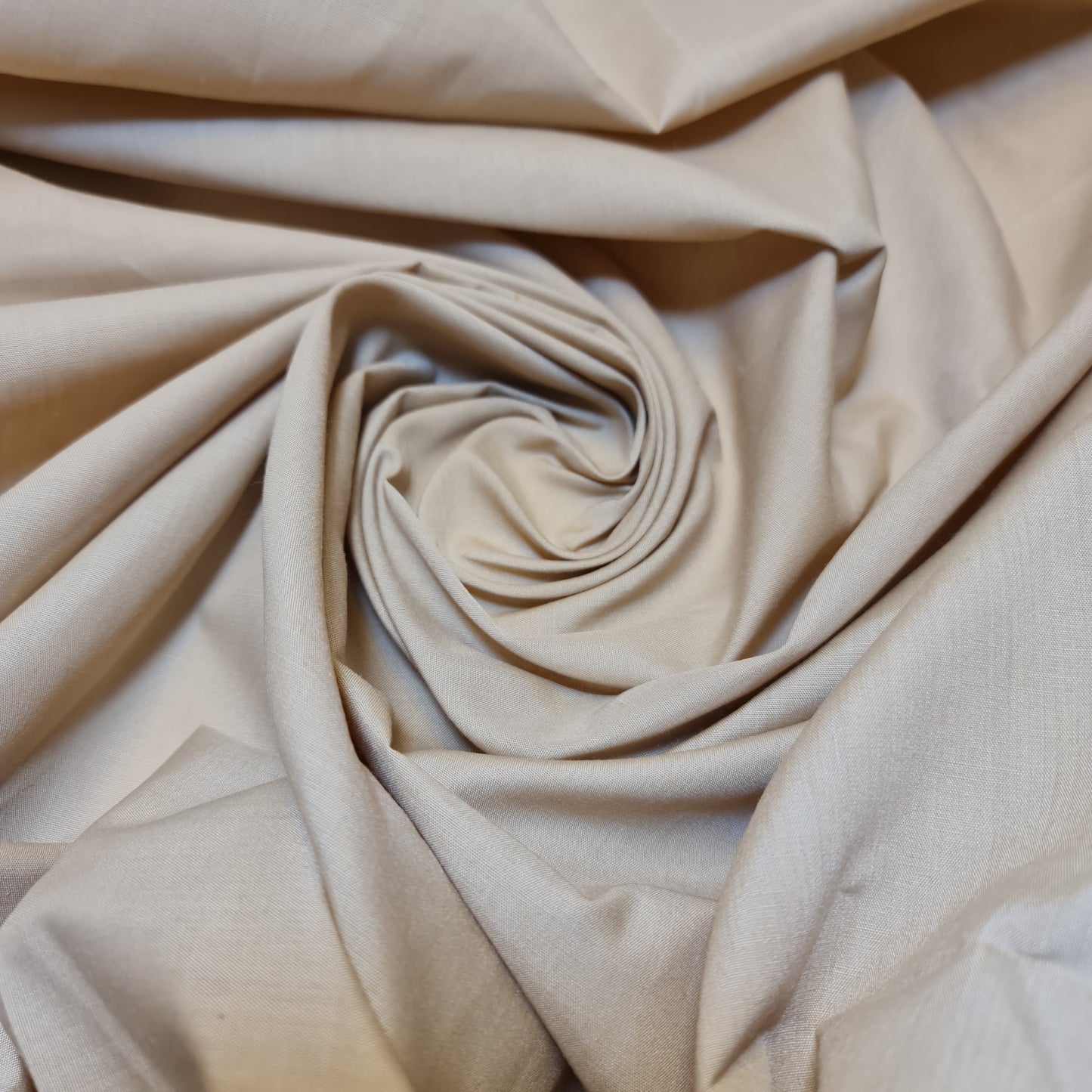 Textile Station Hellbeige, 44" breit, hochwertiges Polycotton, unifarbener Stoff, Futter, Schneiderstoff, Drapierungsstoff, Dekorationsstoff