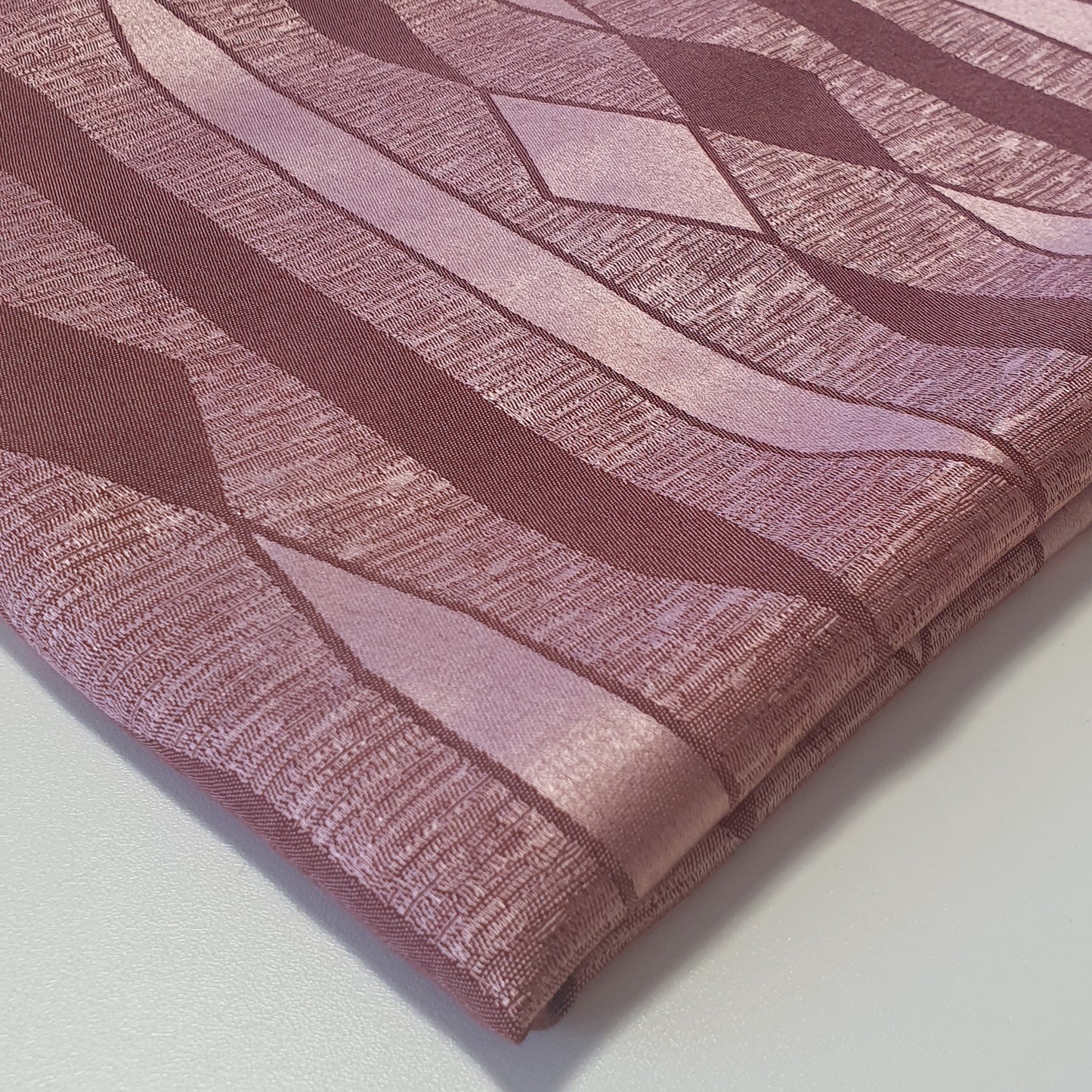 Luxuriöser Satin-Jacquard-Polsterstoff mit Blumenmuster – 58" für Vorhänge und Schneiderei (Mauve Geometric)