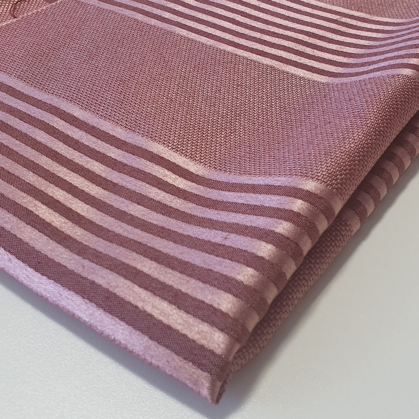 Luxuriöser Satin-Jacquard-Polsterstoff mit Blumenmuster – 58" für Vorhänge und Schneiderei (Mauve Stripe)