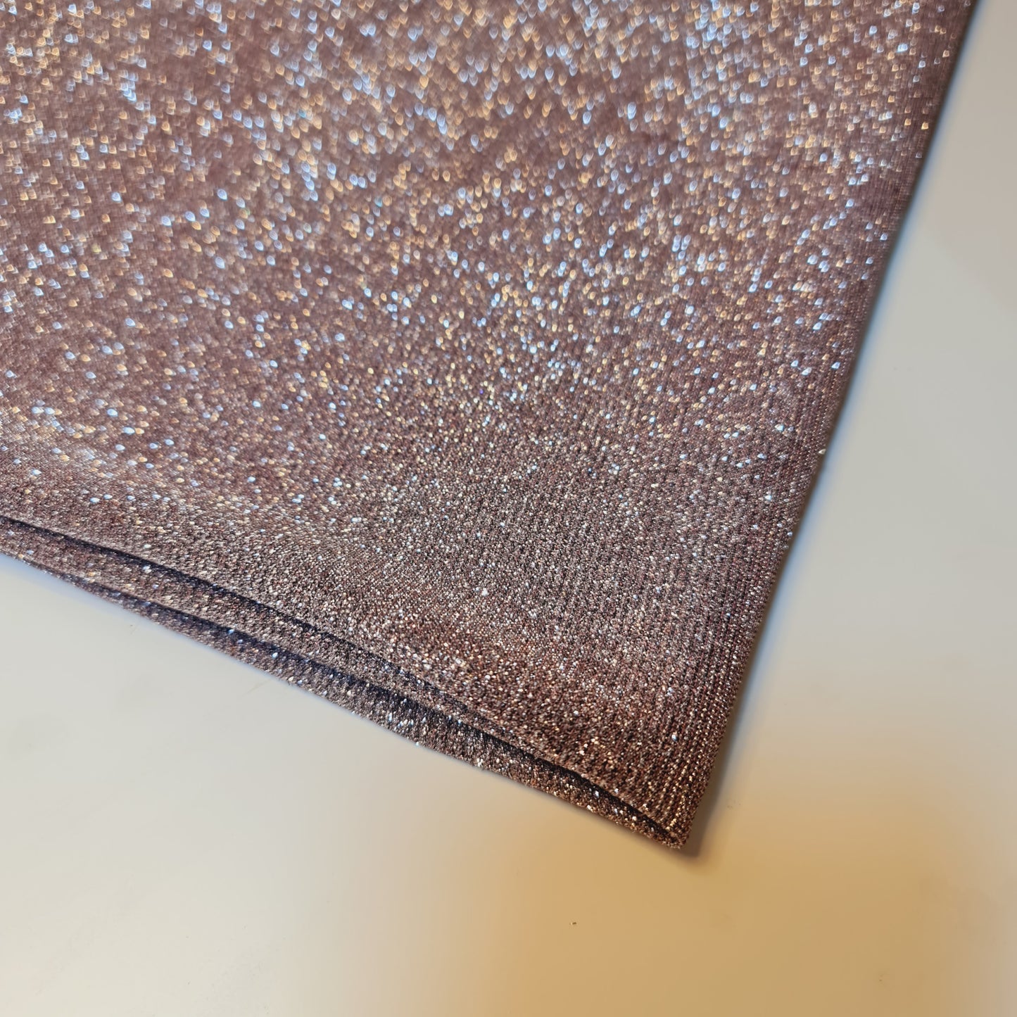 Mauve schimmernder Mondlicht-Stoff, glänzend, dehnbar, glitzernd, Nylon, Hintergrund, Weihnachtsdeko, Kleiderbastelstoff, 147,3 cm, Meterware