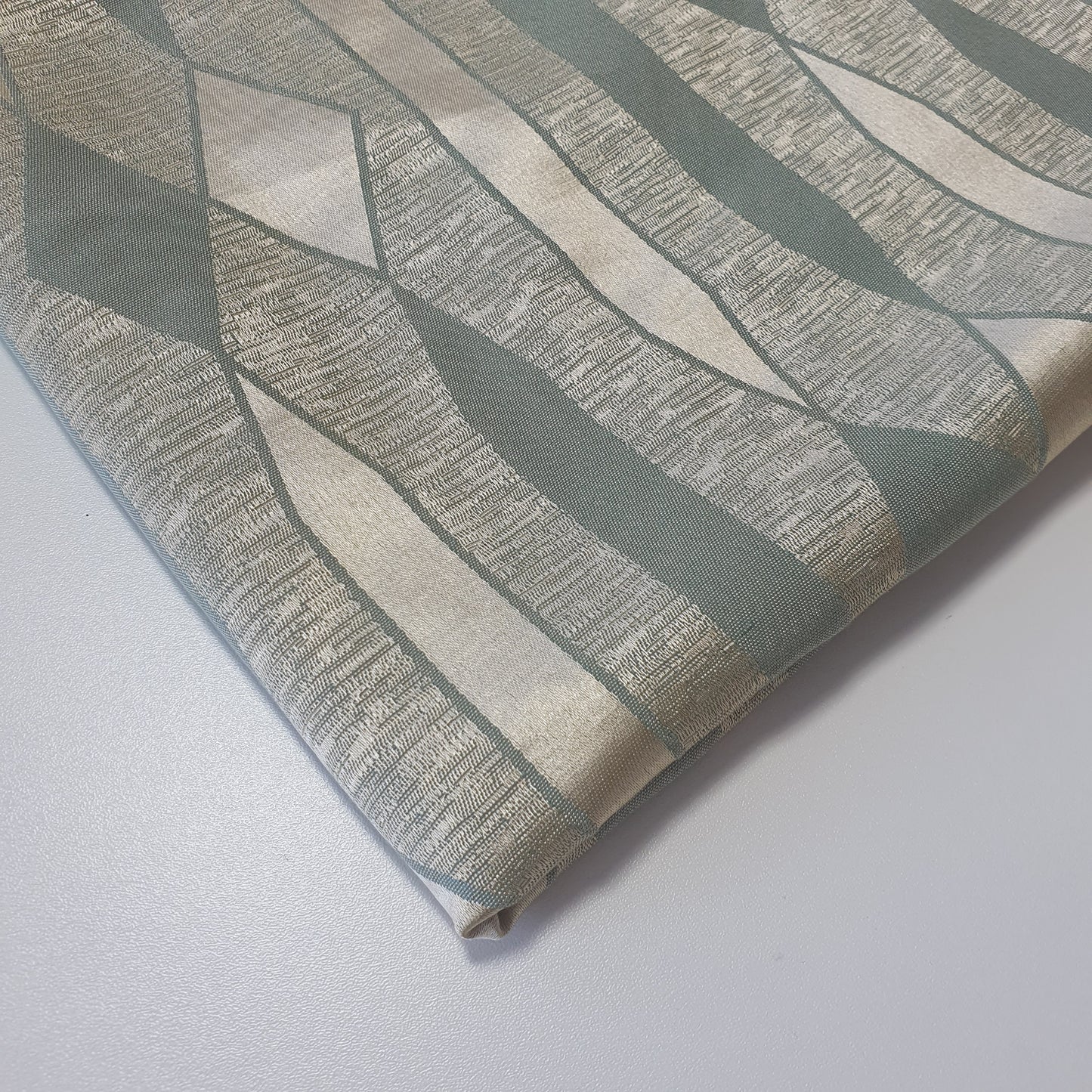 Luxuriöser Satin-Jacquard-Polsterstoff mit Blumenmuster – 58" für Vorhänge und Schneiderei (Salbeigrün, geometrisch)