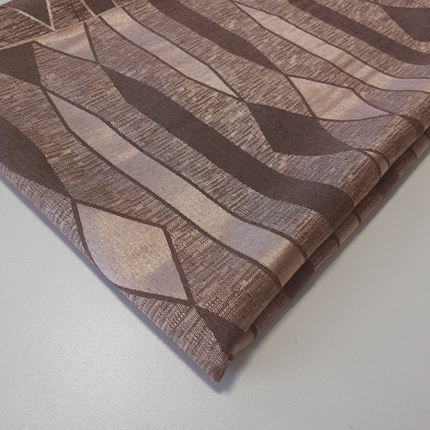 Luxuriöser Satin-Jacquard-Polsterstoff mit Blumenmuster – 58" für Vorhänge und Schneiderei (Taupe geometrisch)