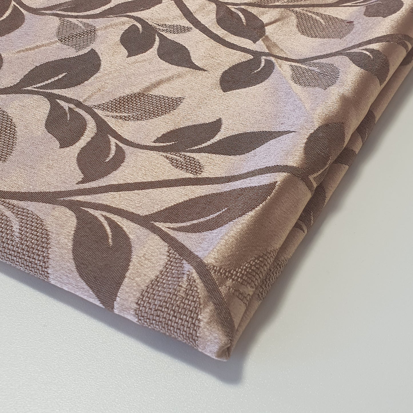 Luxuriöser Satin-Jacquard-Polsterstoff mit Blumenmuster – 58" für Vorhänge und Schneiderei (Taupe Ivy)