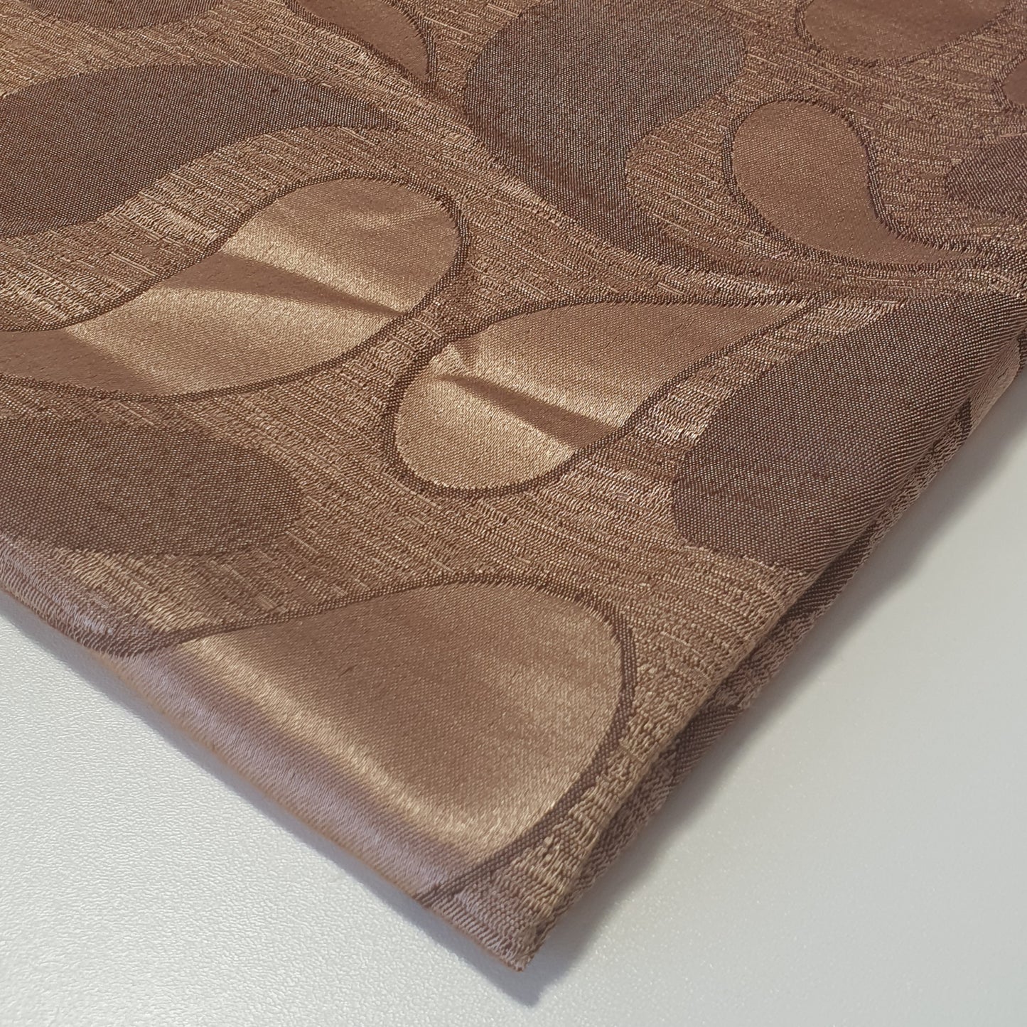 Luxuriöser Satin-Jacquard-Polsterstoff mit Blumenmuster – 58" für Vorhänge und Schneiderei (Taupe Paisley)