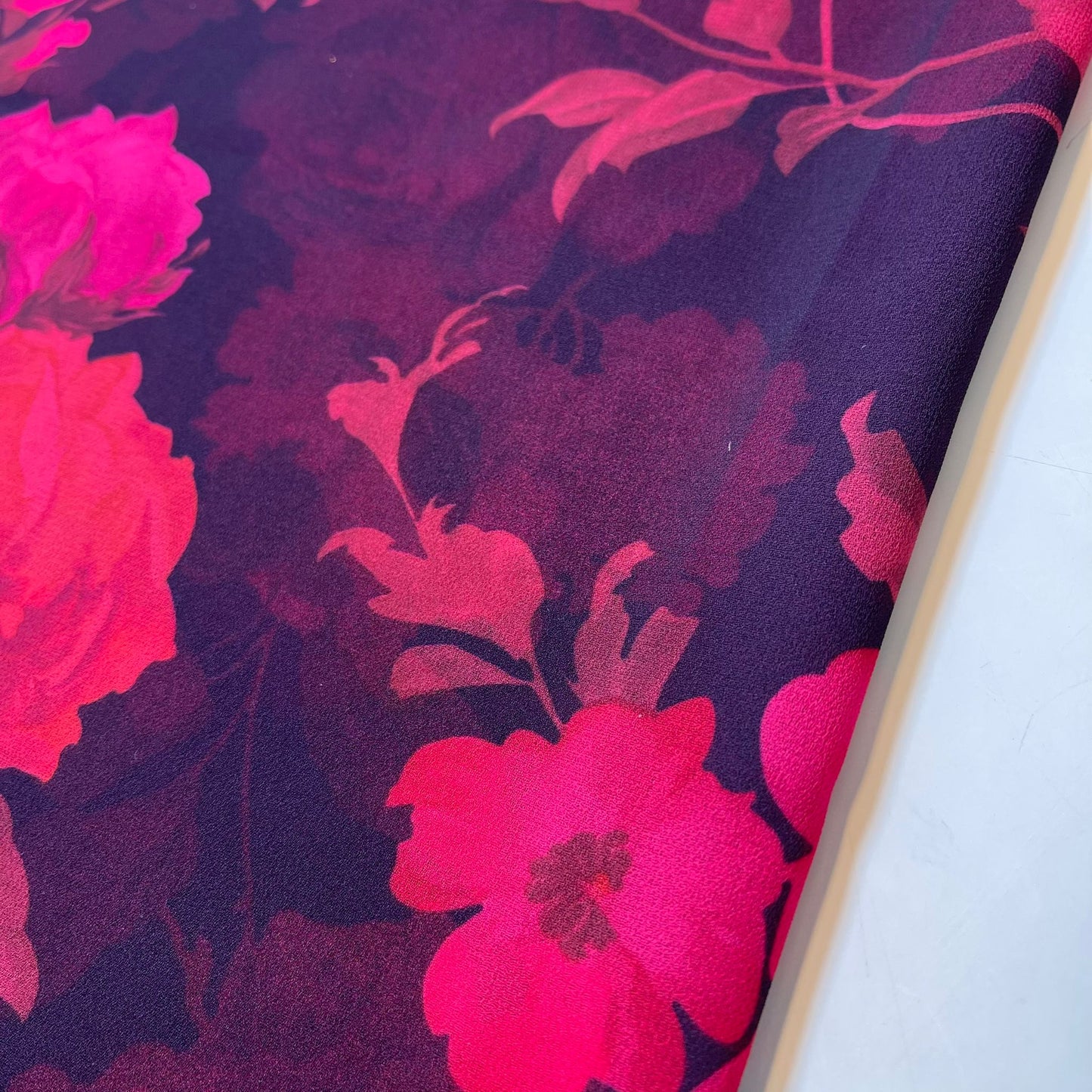 Schwarz Hot Pink Floral Crepe Chiffon Sheer Material Kleid Handwerk Dekor Stoff 44" By The Eter