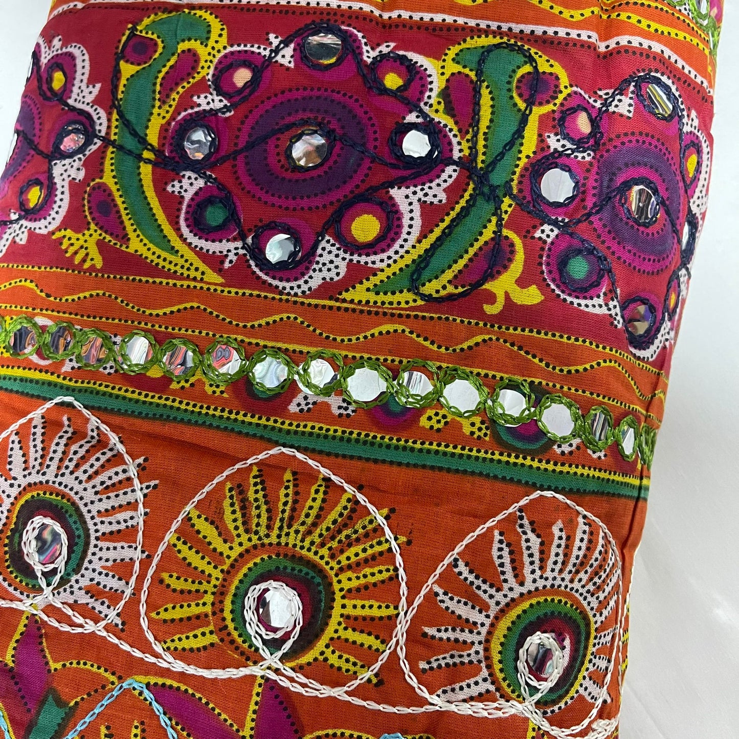 Oranger Baumwollbatist, indische ethnische Spiegelstickerei, Rangoli, Boho, Banjara, Stoff, 111,8 cm, Meterware