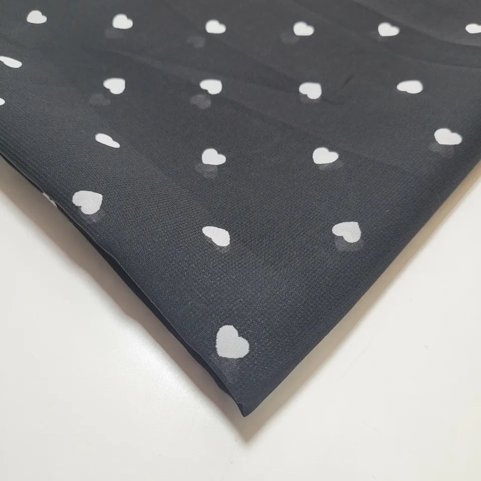 Schwarzer weicher, transparenter Kreppstoff mit kleinen Ditsy-Herzen, für Kleider, Drapierungen, Bastelstoff, 147,3 cm, Meterware