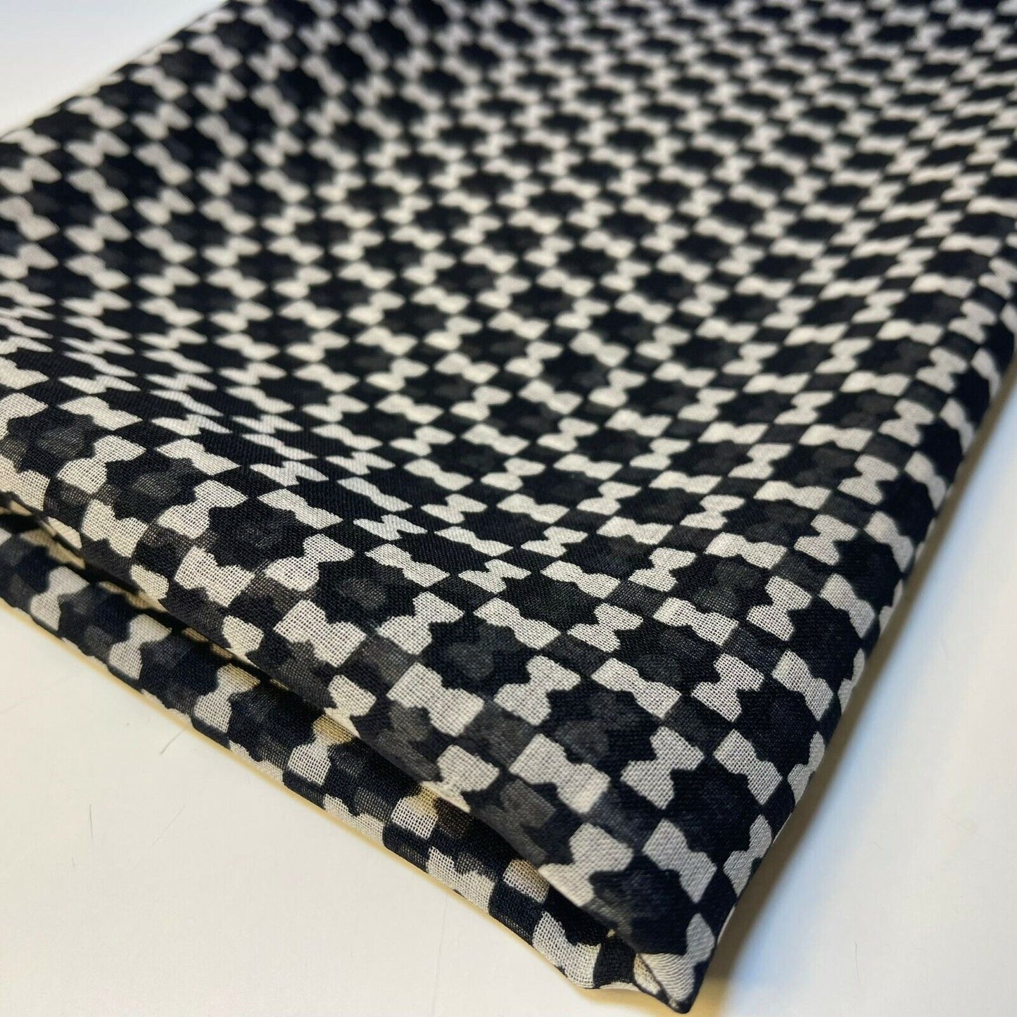 Schwarzer geometrischer Chiffon-Stoff, durchsichtig, für Kleider, Bastel- und Dekorationszwecke, 111,8 cm, Meterware