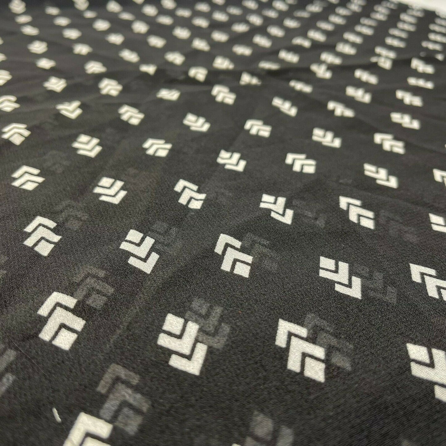 Chiffonstoff mit schwarzen Pfeilen, durchsichtig, für Kleider, Bastelarbeiten, Dekoration, 111,8 cm, Meterware