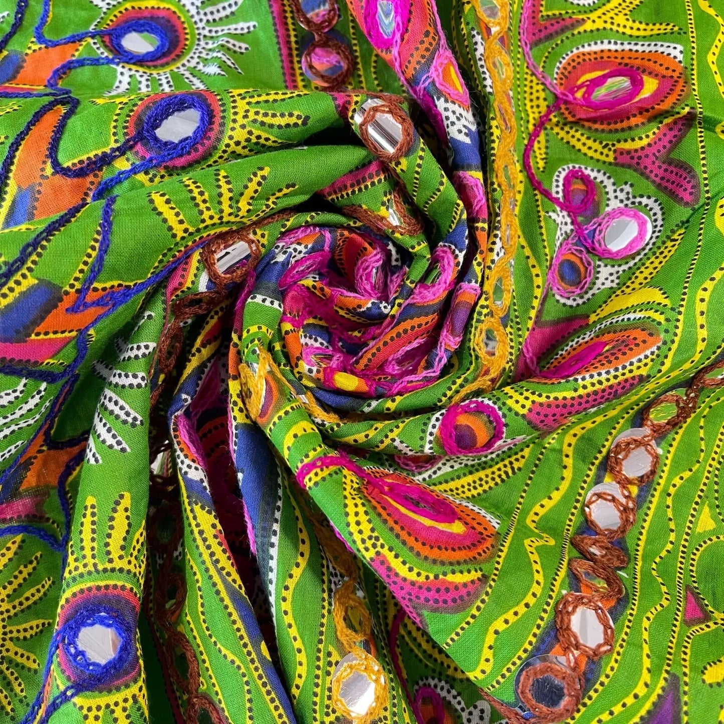 Grüner Baumwollbatist, indischer ethnischer Spiegelstickerei-Rangoli-Boho-Banjara-Stoff, 44 Zoll