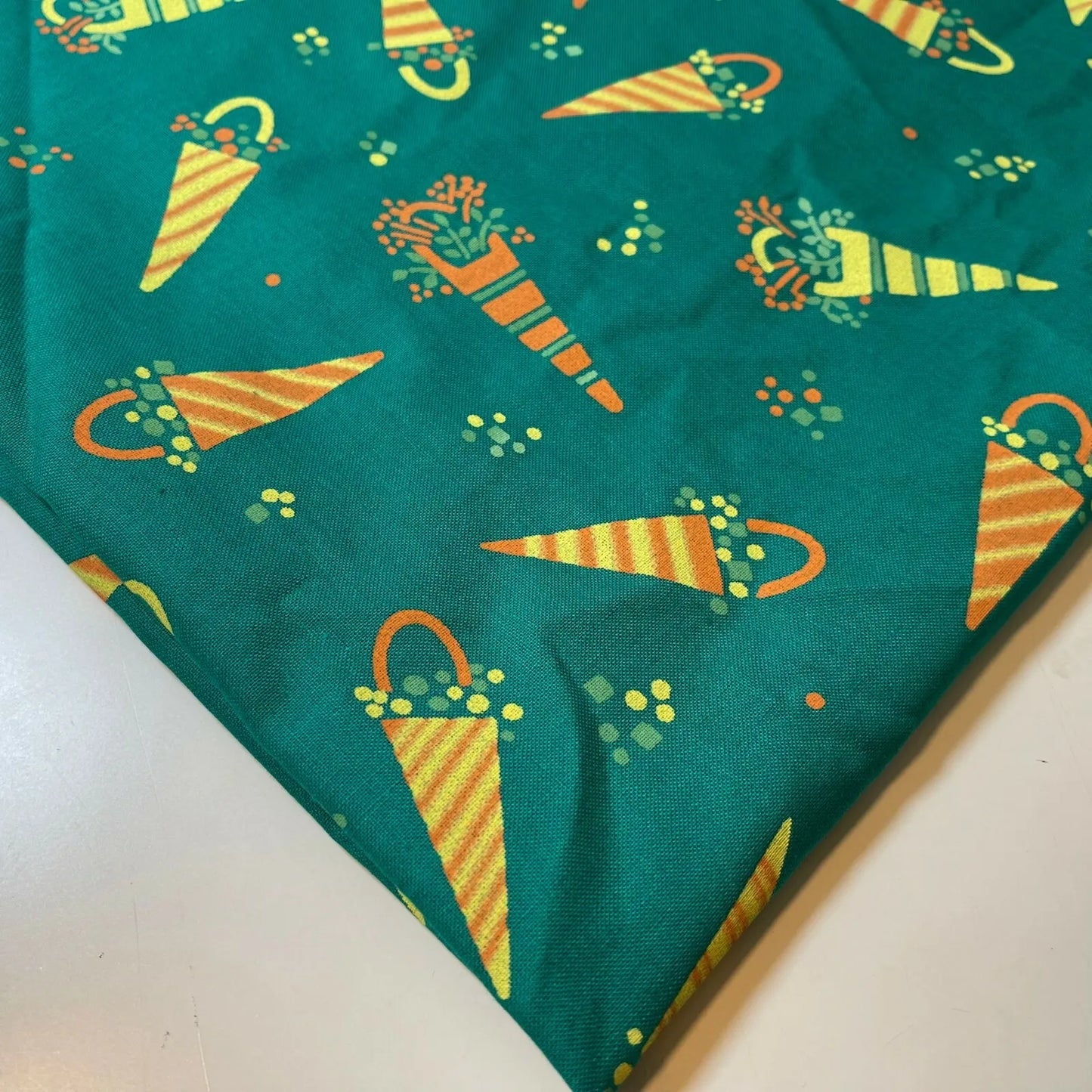 Green Ice-cream 100% Cotton Vintage Material Novelty Floral Dress Craft Quilting Fabric 44"