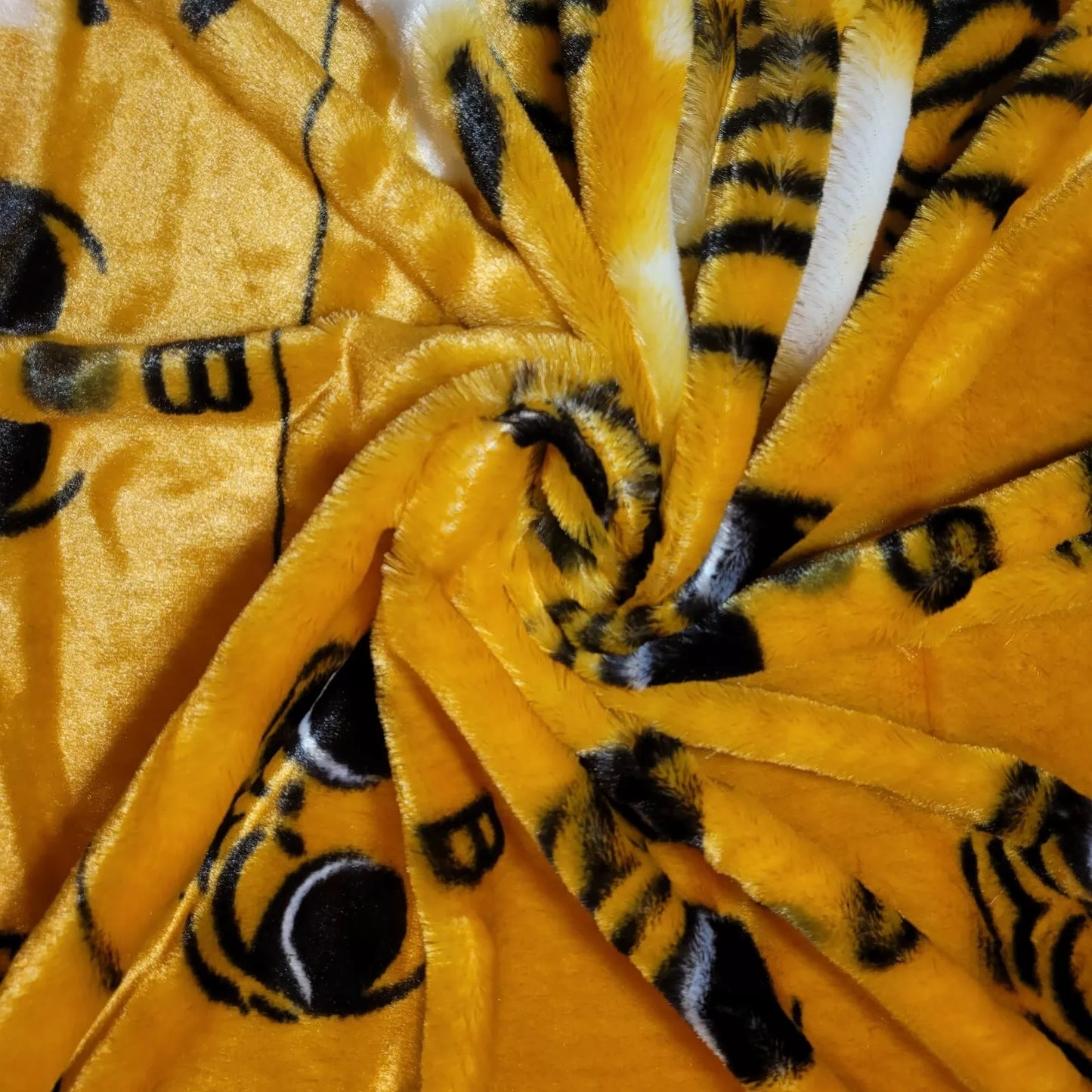 Kunstpelzstoff mit Tiger-Print, luxuriöser Griff, kurzer Flor, pelzig, weich und kuschelig, 147,3 cm