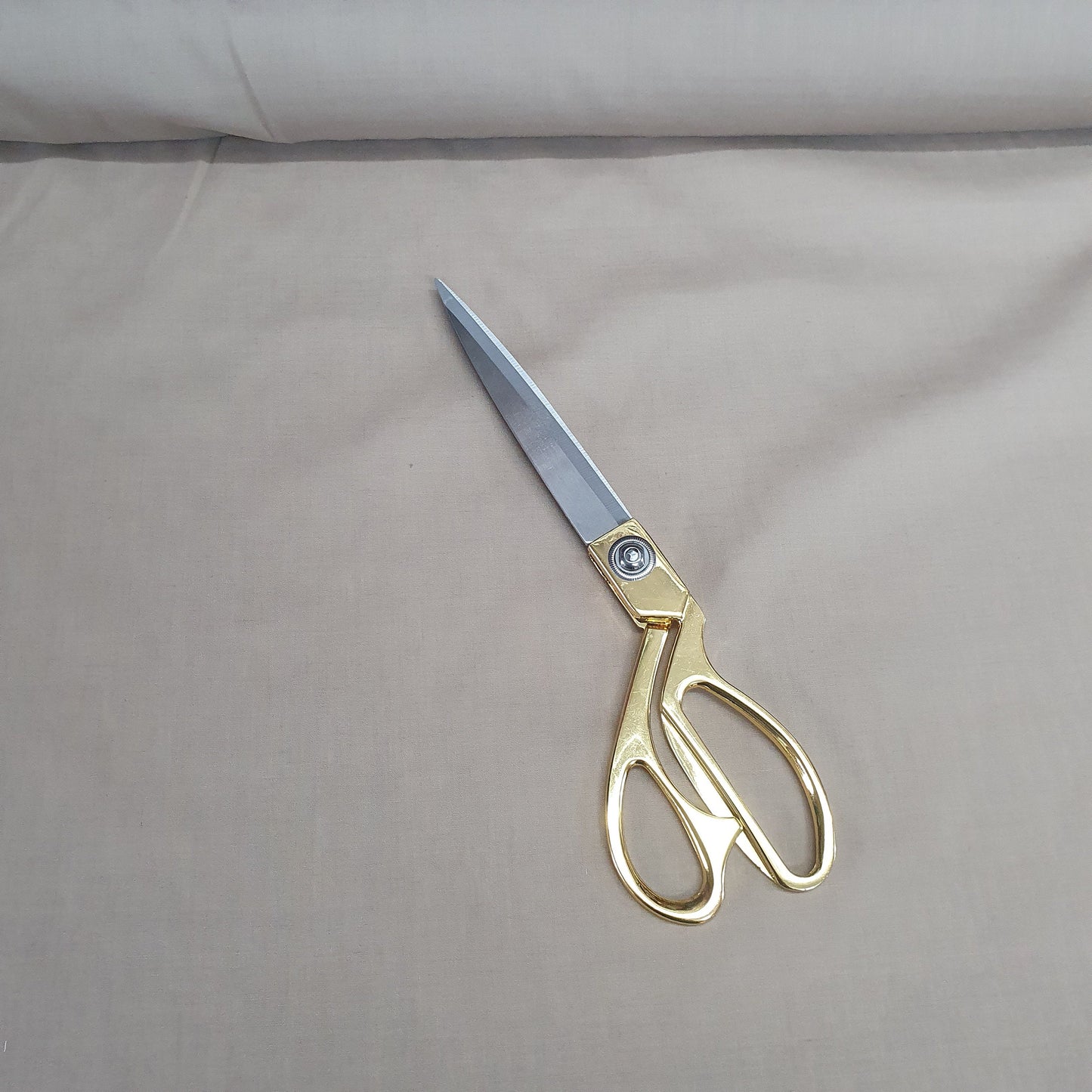 Textile Station – Stoff in Golden Bronze, 44 Zoll breit, hochwertiges Polycotton, unifarben, Futterstoff, Schneiderstoff, Drapierungsstoff, Dekorationsstoff