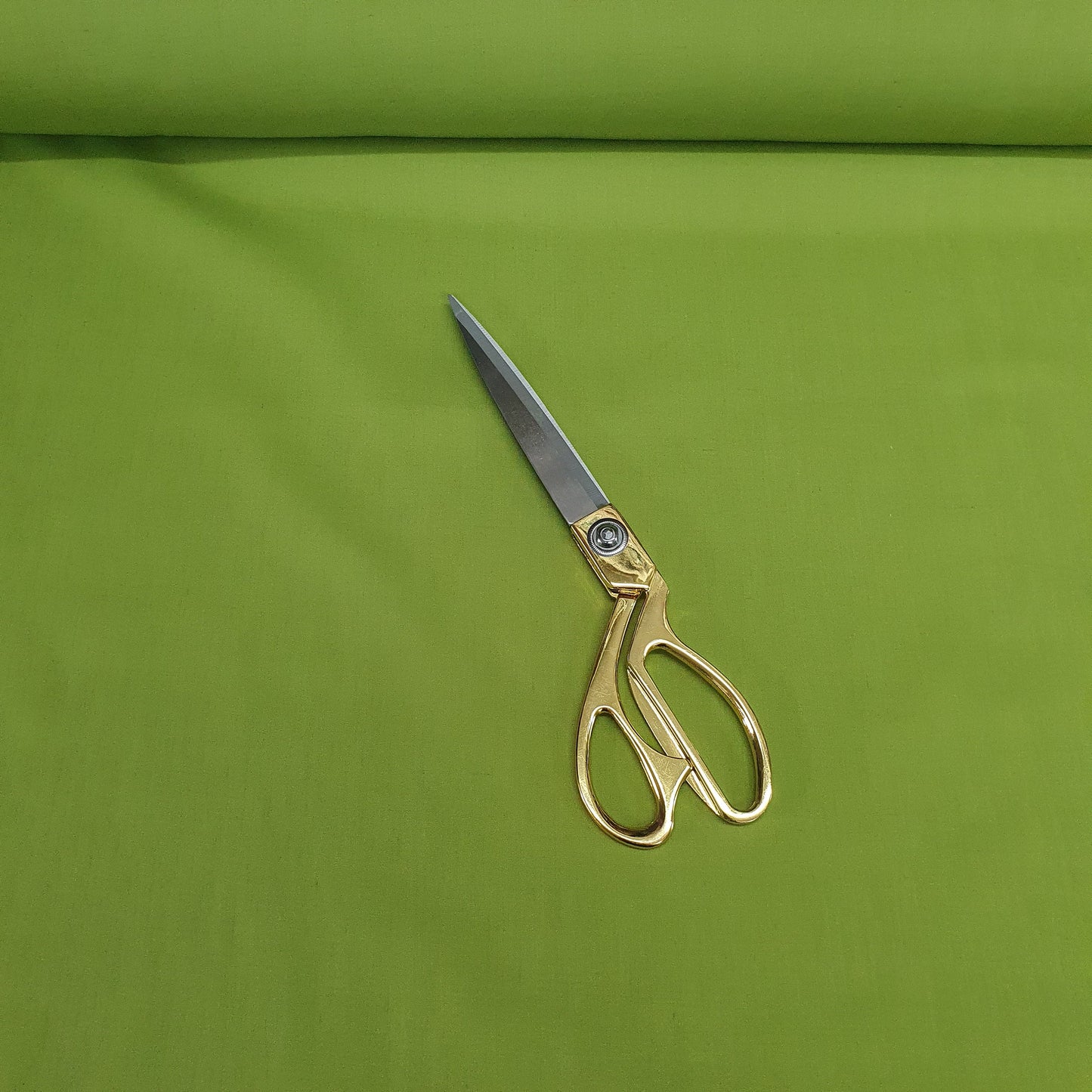 Textile Station – Olivgrüner 44" breiter Polycotton-Stoff in Premiumqualität, unifarben gefärbt, Futterstoff zum Schneidern, Drapieren, Dekorationsmaterial