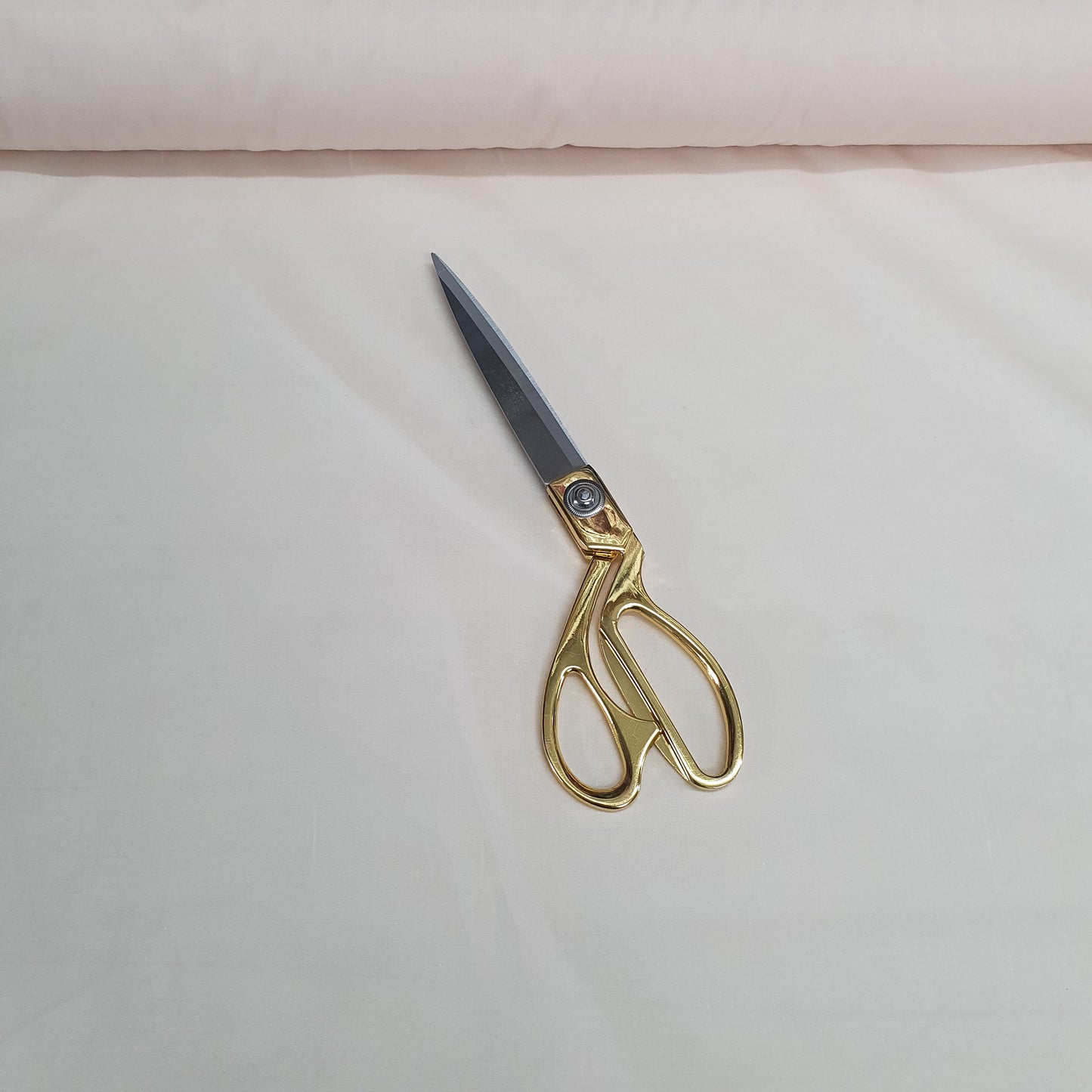 Textile Station Hellbeige, 44" breit, hochwertiges Polycotton, unifarbener Stoff, Futter, Schneiderstoff, Drapierungsstoff, Dekorationsstoff