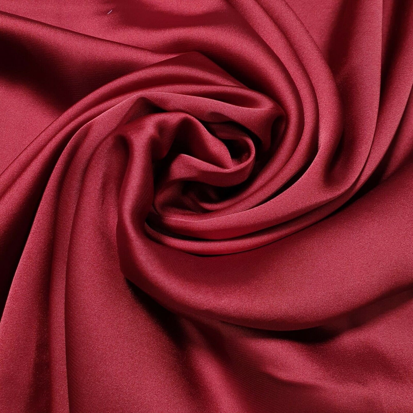 Seidiger Charmeuse-Dekorstoff aus leichtem Satin für Brautkleider, 147,3 cm breit (Dunkelrot)