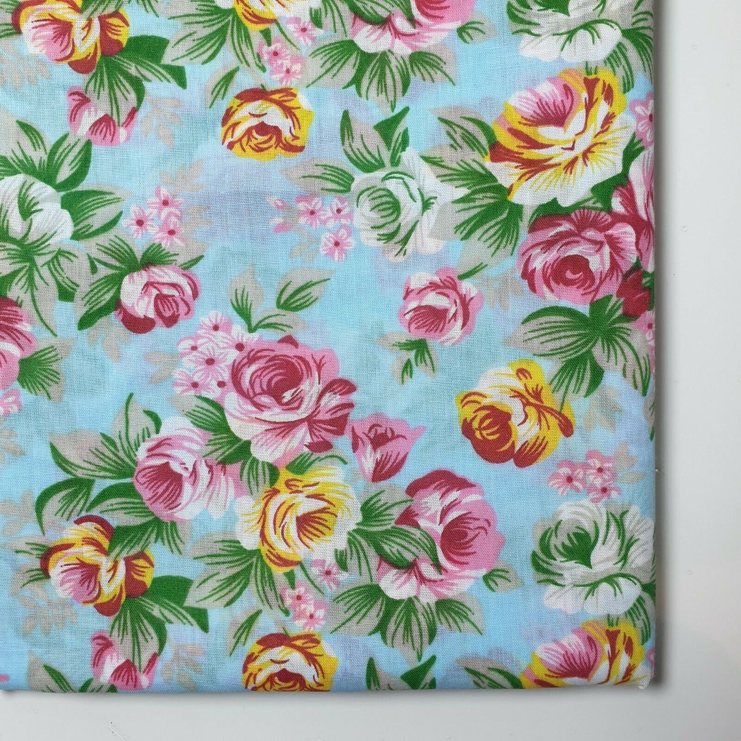 Neuer Blumenstoff aus Polycotton, Himmelsgrund, Blumendruck, Kleiderstoff zum Basteln, 111,8 cm, Meterware