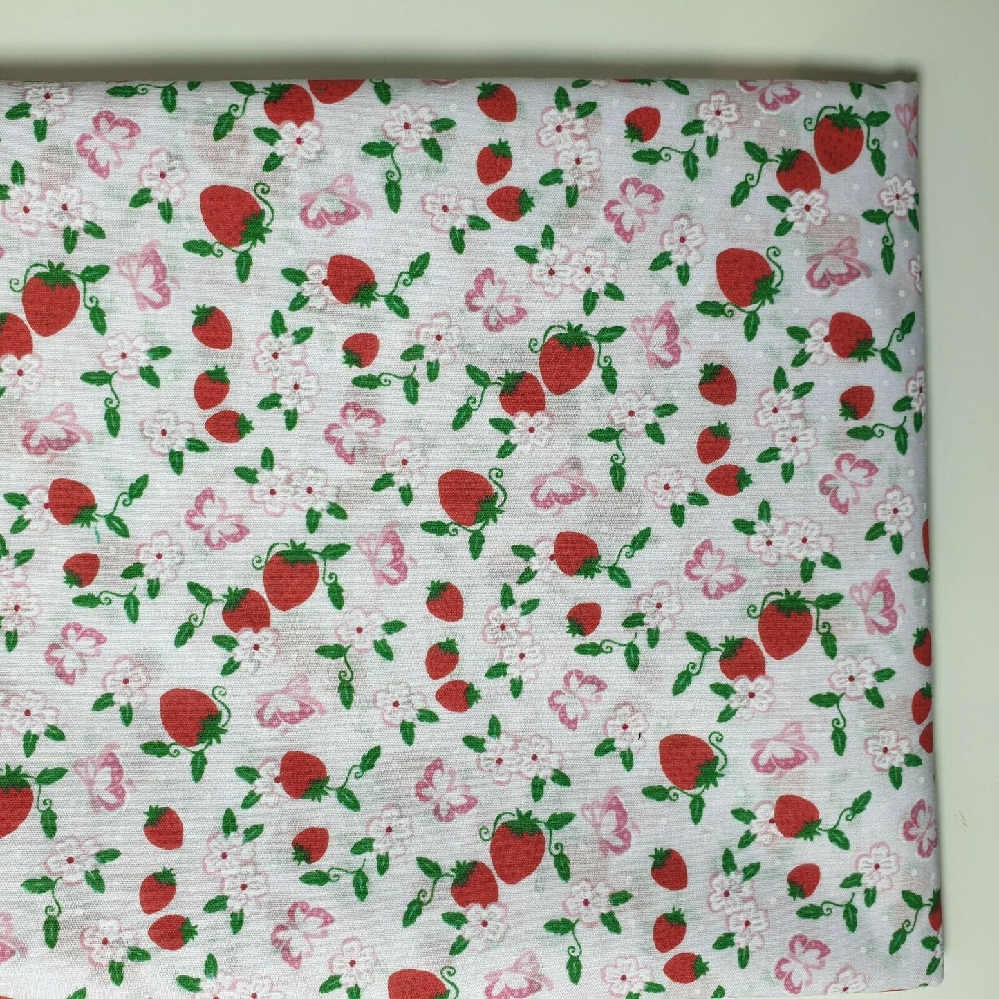Blumenstoff aus Polycotton, rosa Basis, Erdbeerdruck, Kleiderstoff, 111,8 cm, Meterware