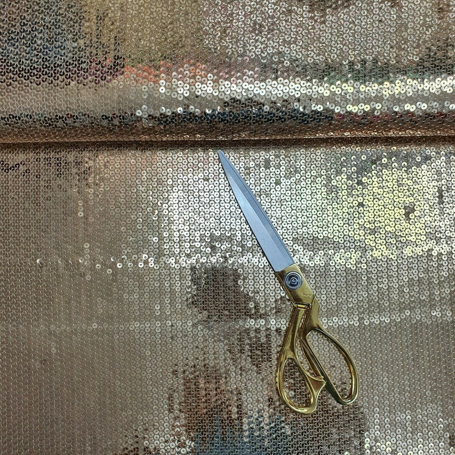 Goldfarbener Elastan-Pailletten-Stretchstoff mit glitzernden Glitzersteinen für Kleider, Kissen, Drapierung, Kleid, 147,3 cm