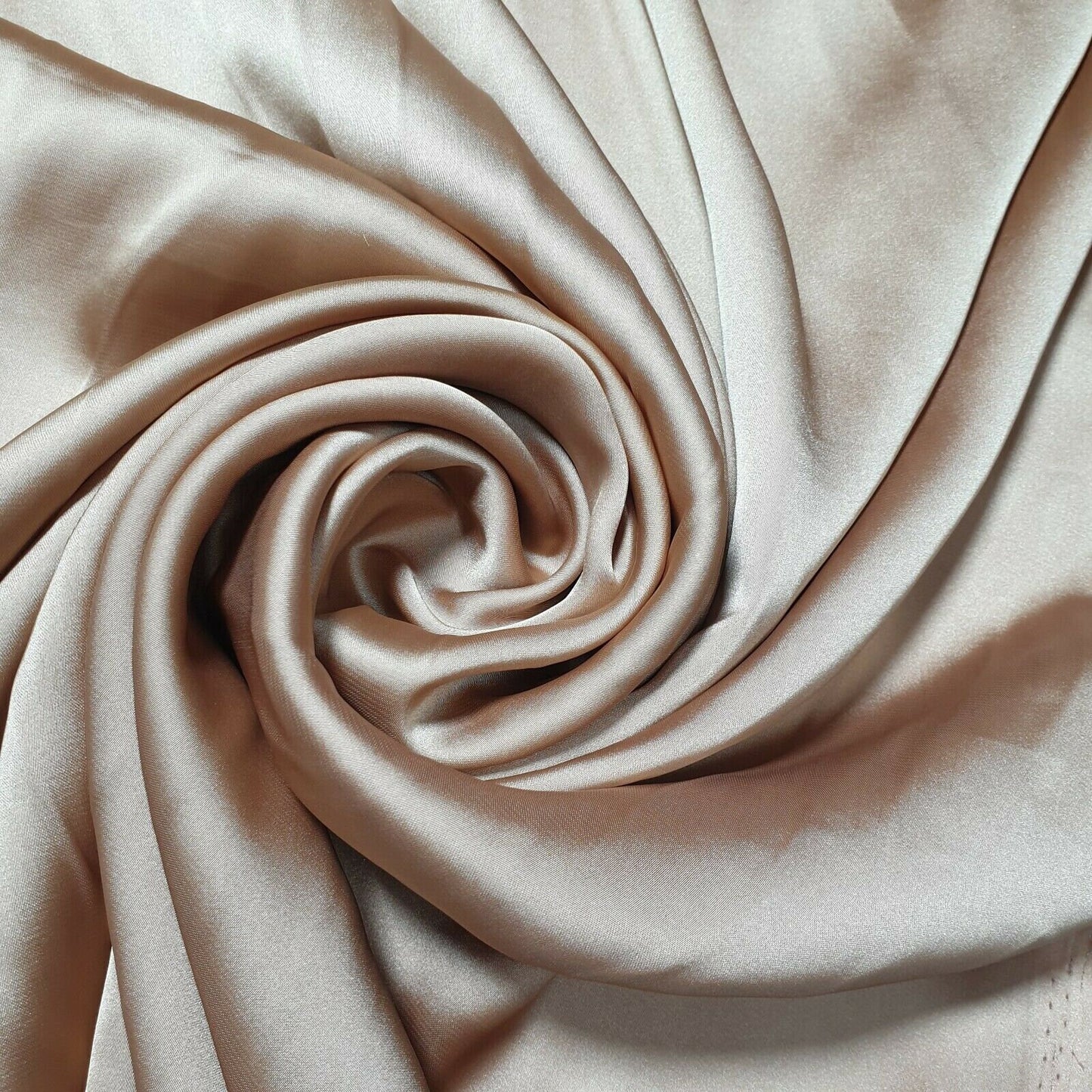 Seidiger Charmeuse-Dekorstoff aus leichtem Satin für Brautkleider, 147,3 cm breit (Hautfarbe)