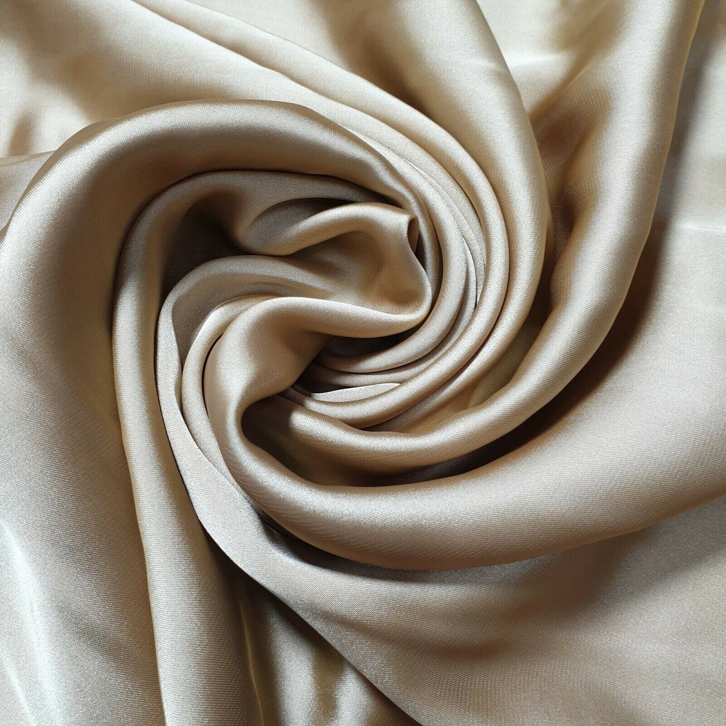 Seidiger Charmeuse-Dekorstoff aus leichtem Satin für Brautkleider, 147,3 cm breit (Champagnergold)