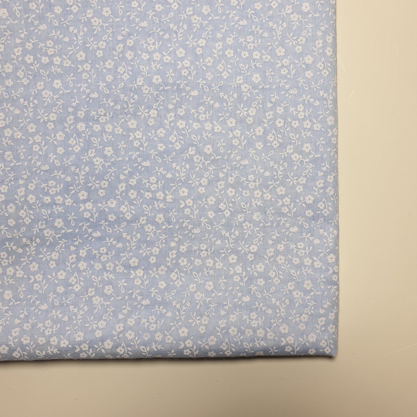 Sky Base – Baumwoll-Polyester-Gewebe, Kunsthandwerk, Vintage-Stil, 111,8 cm breit, weiße Blumen