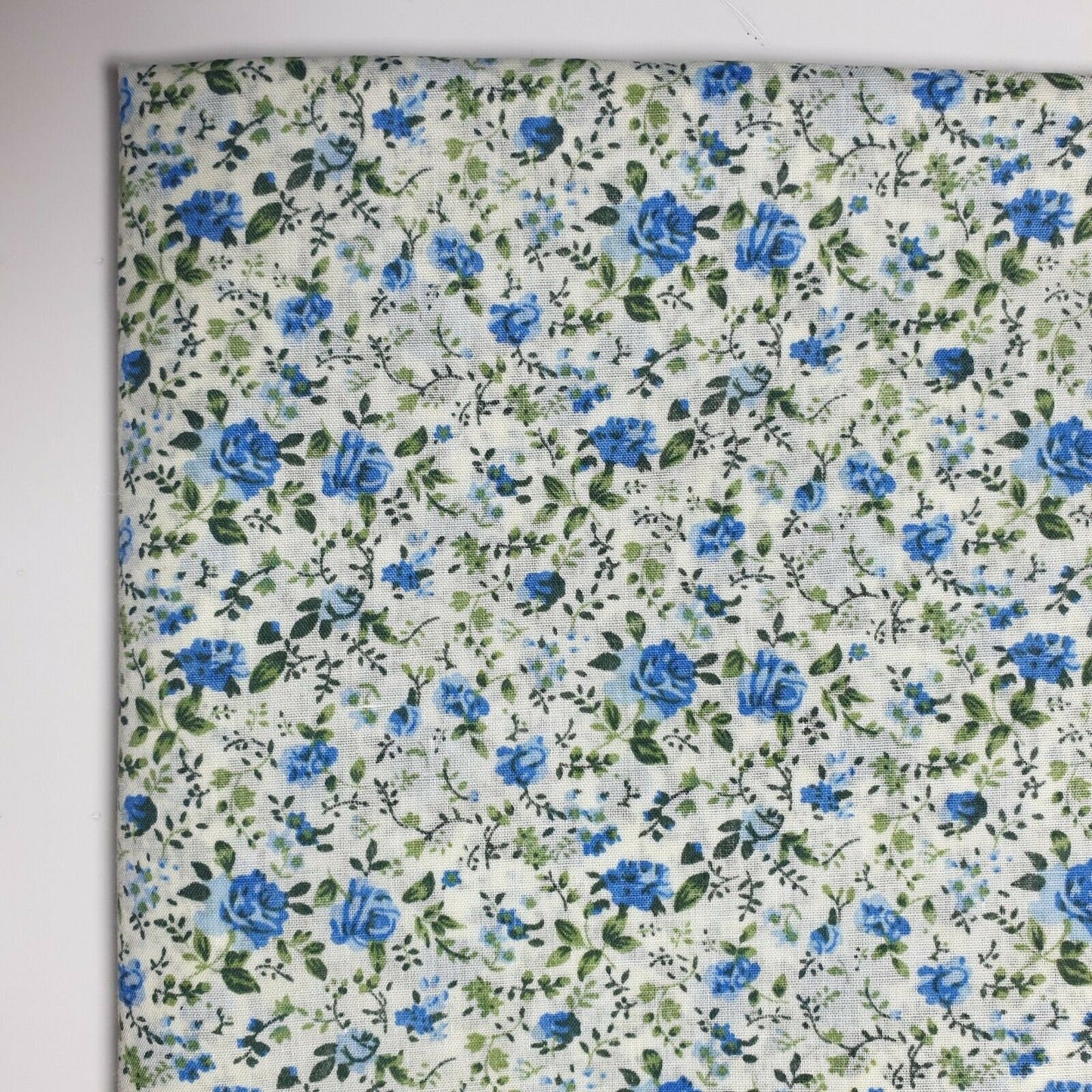 Neuer Blumenstoff aus Polycotton, cremefarbene Basis, blaue Blumen, Bastelstoff für Kleider, 111,8 cm, Meterware