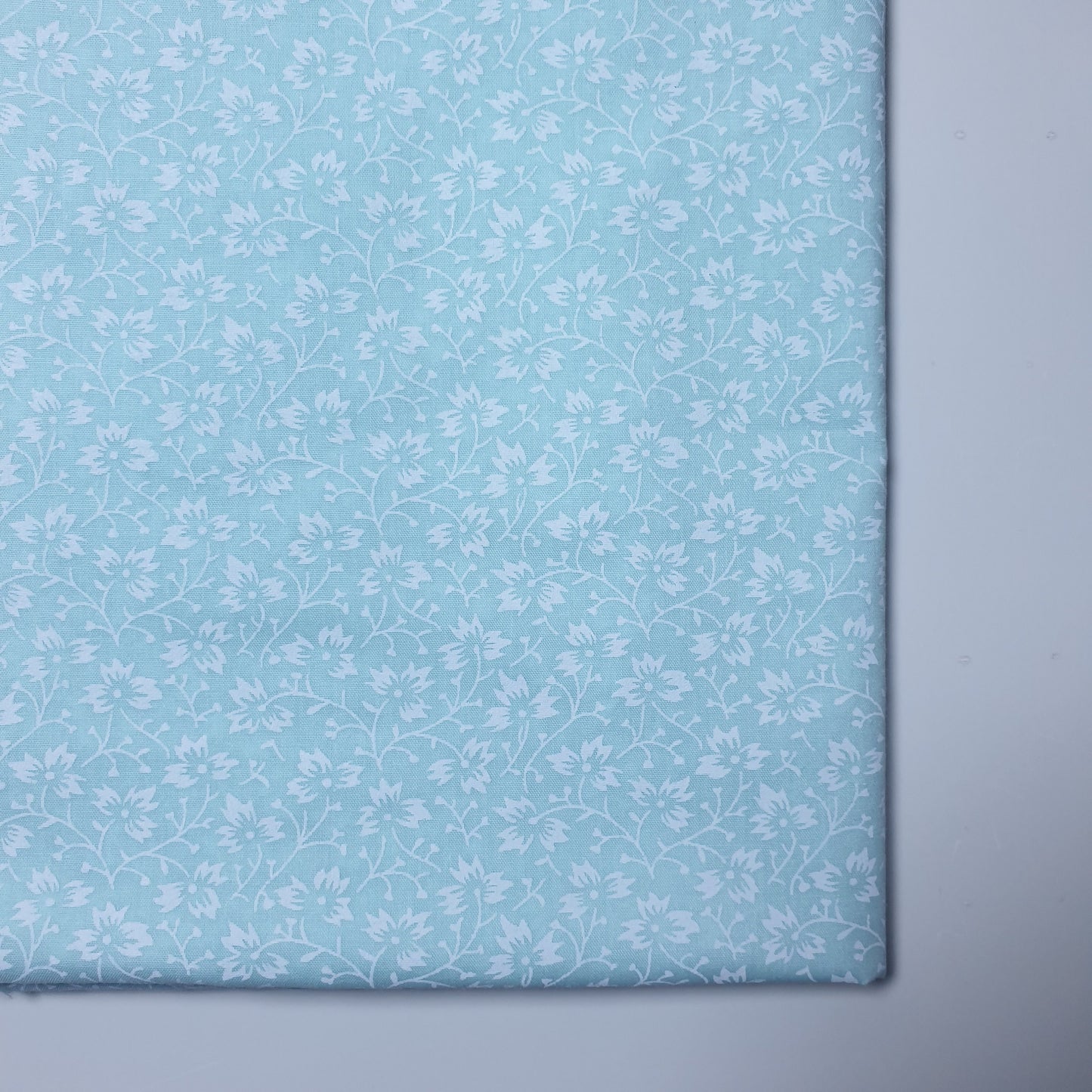 Neuer Blumenstoff aus Polycotton, Mintgrün, weiße Blumen, zum Basteln, Kleiderstoff, 111,8 cm, Meterware