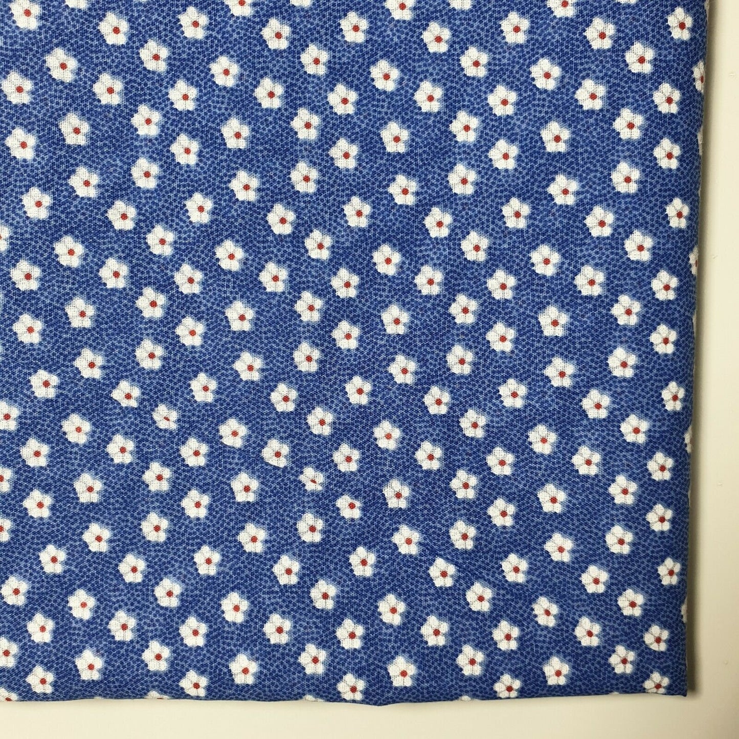 Neu Blumen Polycotton blau Basis weiße Blumen Handwerk Kleid Stoff 44" pro Meter (2
