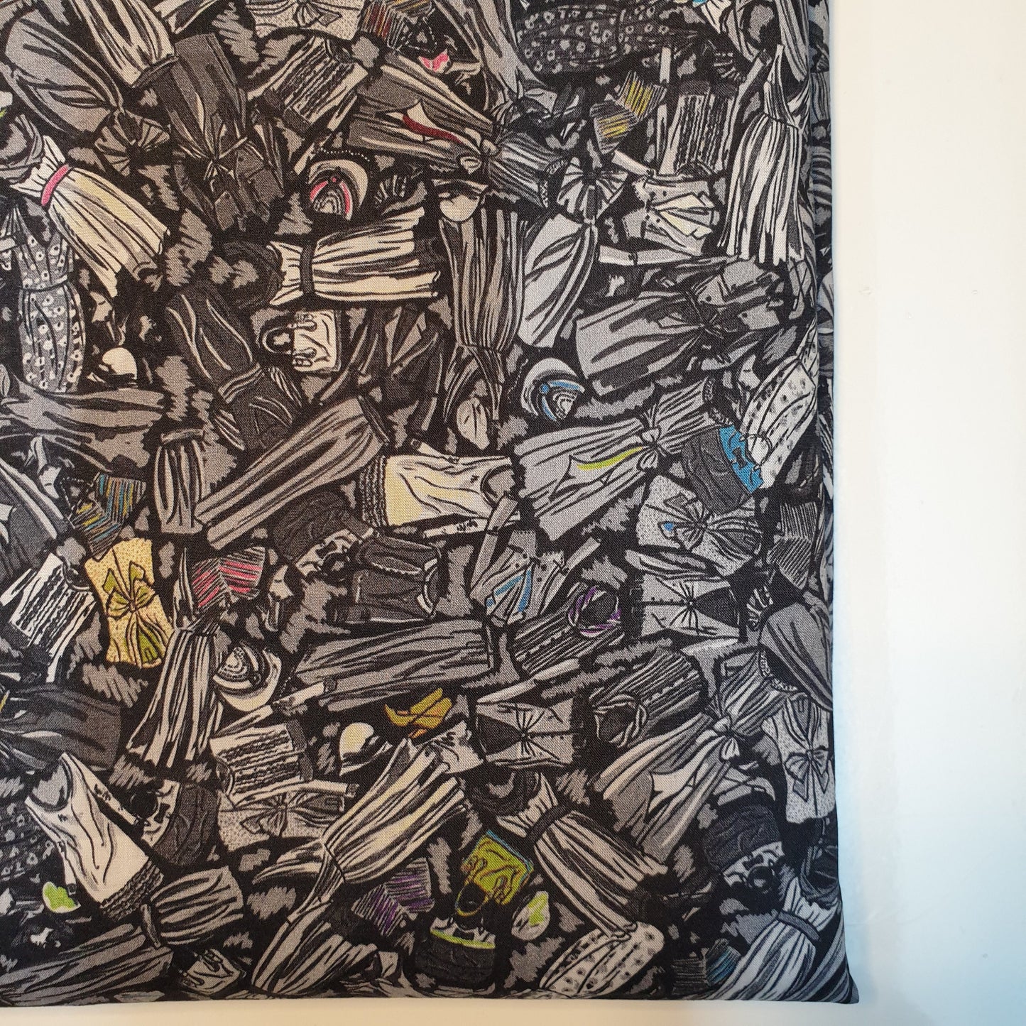 NEU: Kleiderstoff aus Polycotton mit Blumenmuster, meterweise, 111,8 cm (schwarze Basis, weißer Kleiderdruck)