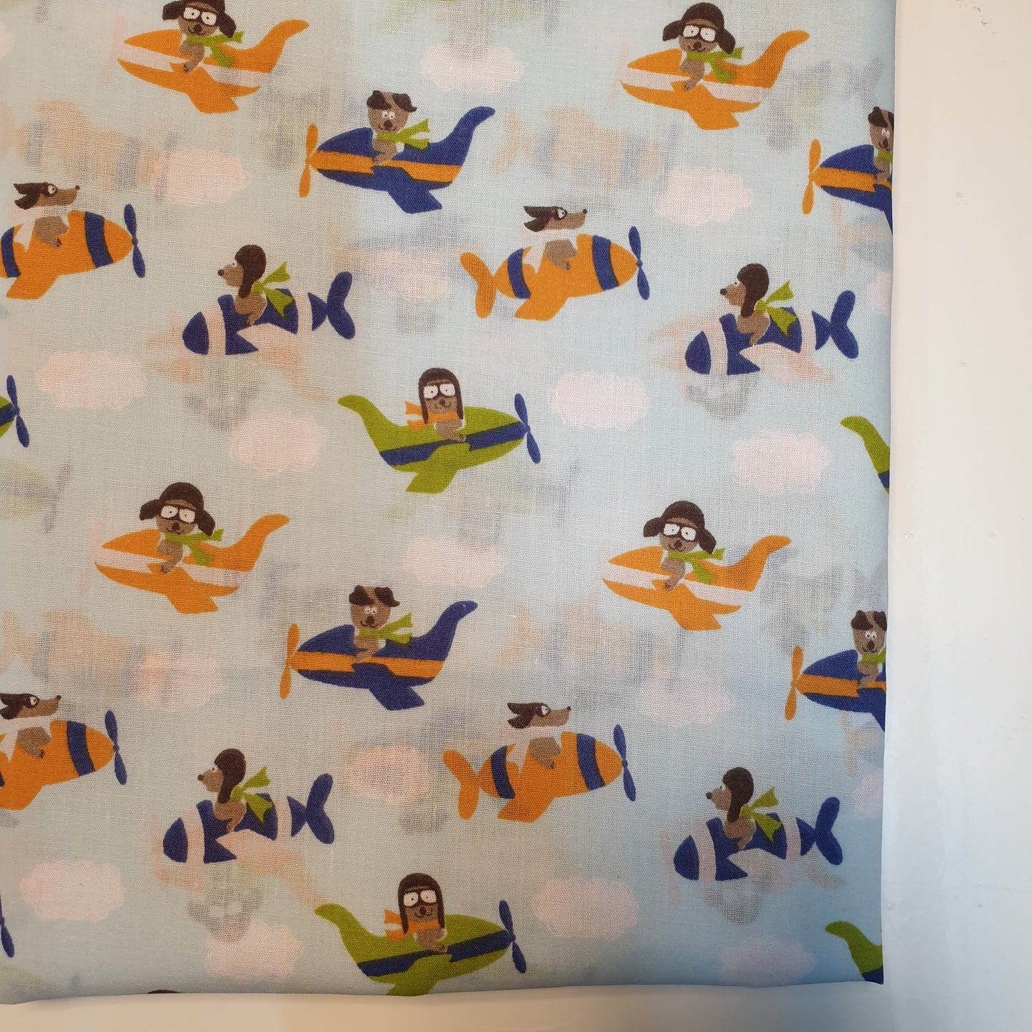 NEU Polycotton-Kleiderstoff mit Flugzeug-Aufdruck, meterweise 44" (himmelblaue Basis)