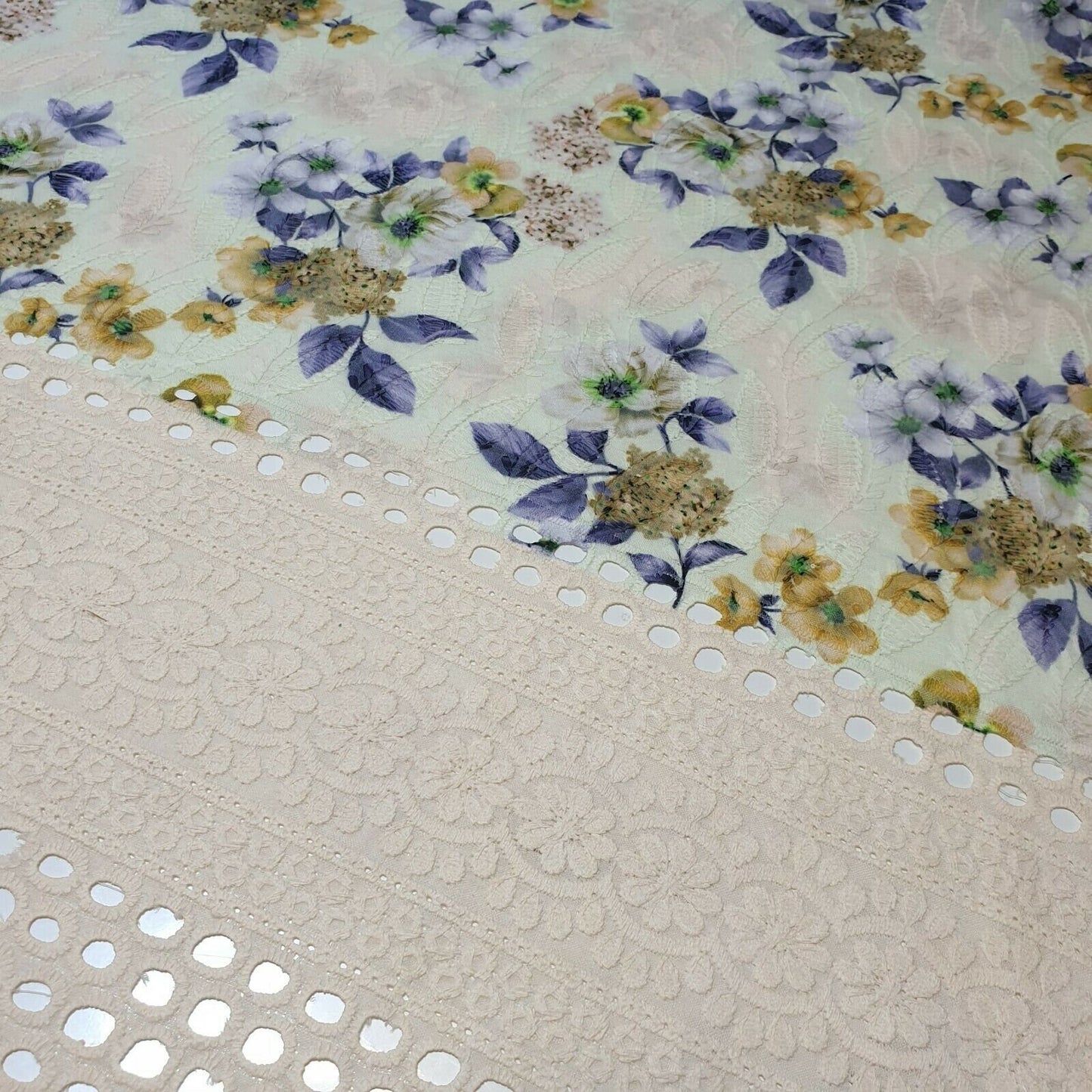 Kleiderstoff aus reiner Baumwolle mit Lochstickerei und Blumendruck (Limettengelbe Blumen)